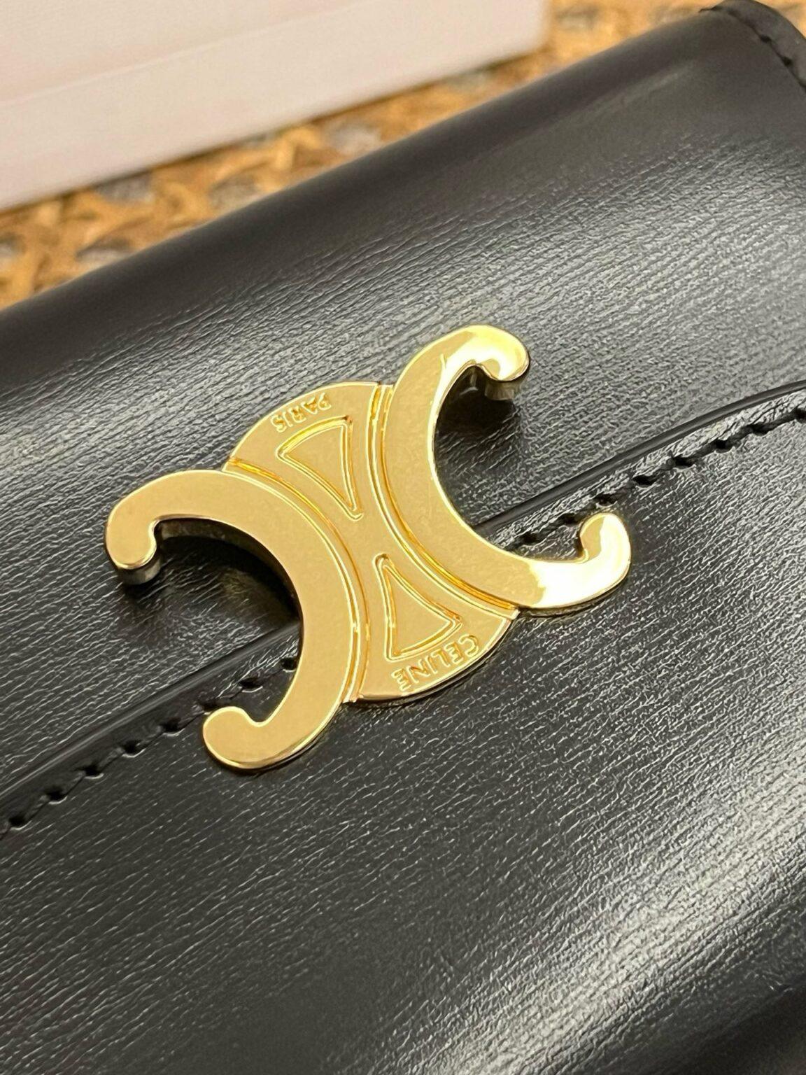 Celine Triomphe Parlak Dana Derisi Küçük Kapaklı Cüzdan - Glimmer of Luxury