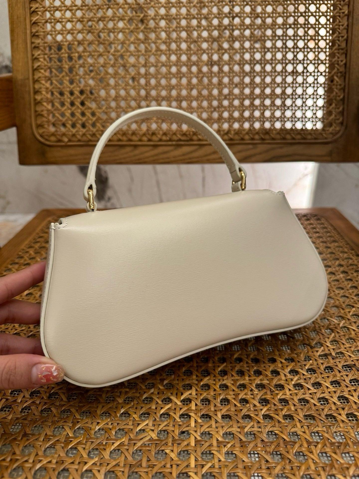 Celine Triomphe Claude Çanta - Glimmer of Luxury