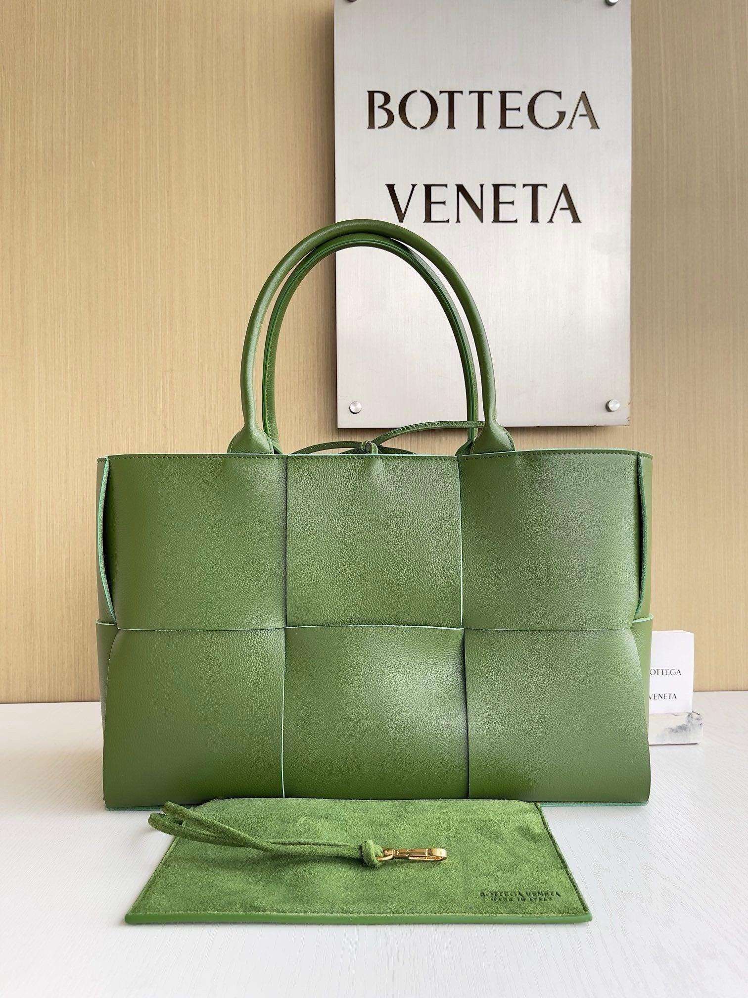Bottega Veneta Ekstra Büyük Dikdörtgen Tote Çanta - Glimmer of Luxury