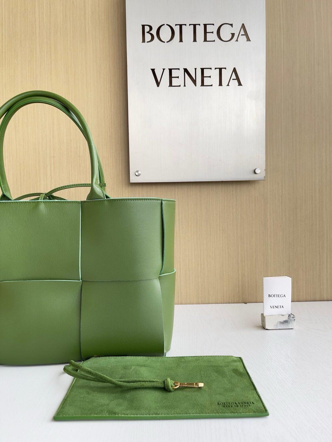 Bottega Veneta Ekstra Büyük Dikdörtgen Tote Çanta - Glimmer of Luxury