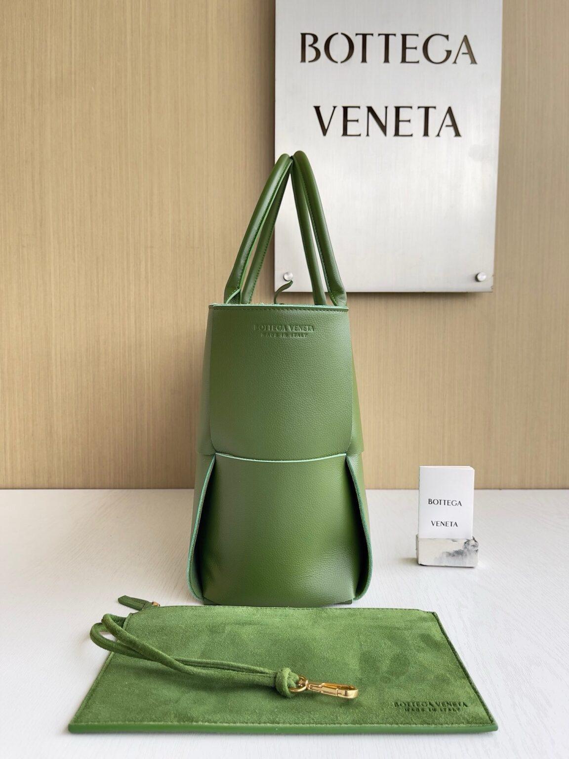 Bottega Veneta Ekstra Büyük Dikdörtgen Tote Çanta - Glimmer of Luxury