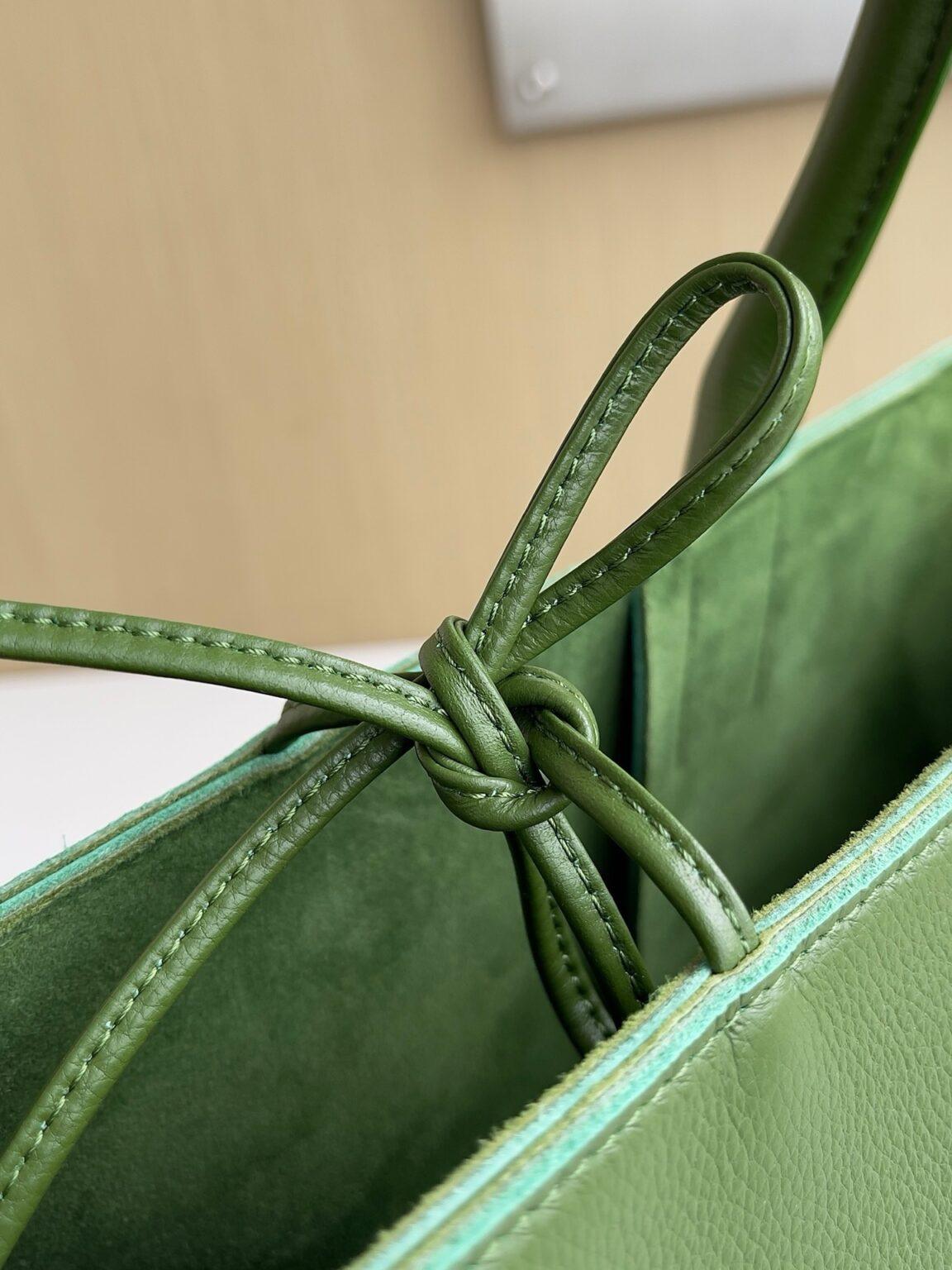 Bottega Veneta Ekstra Büyük Dikdörtgen Tote Çanta - Glimmer of Luxury