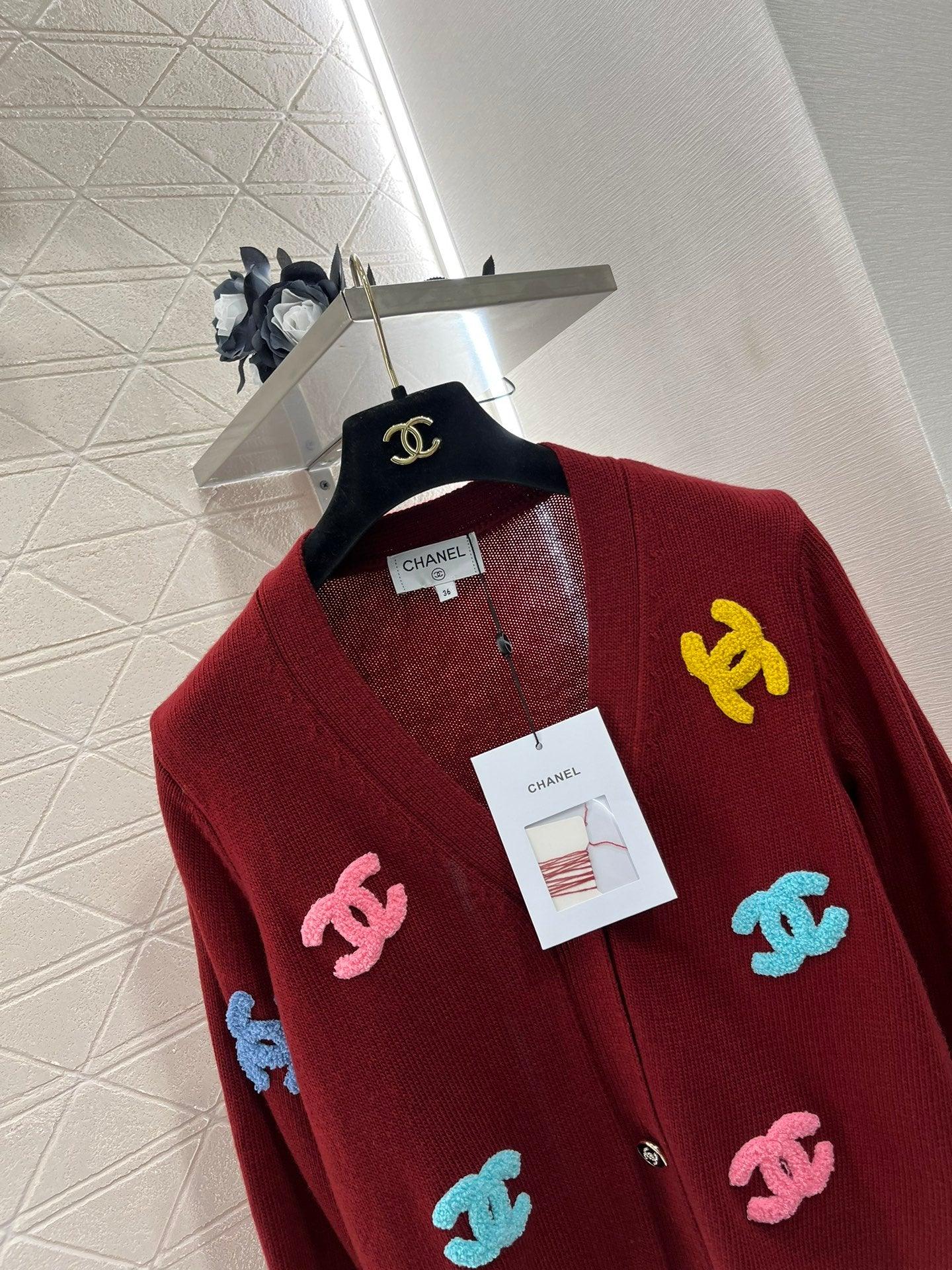 Chanel 2024 Renkli Peluş İşlemeli CC Örgü Hırka - Glimmer of Luxury