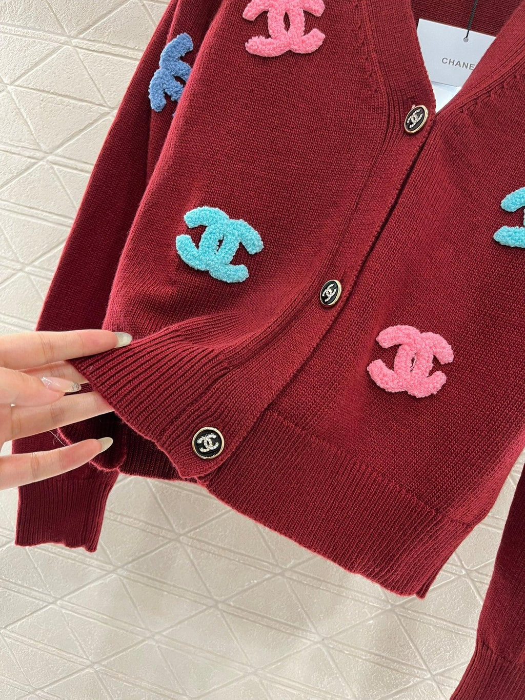 Chanel 2024 Renkli Peluş İşlemeli CC Örgü Hırka - Glimmer of Luxury