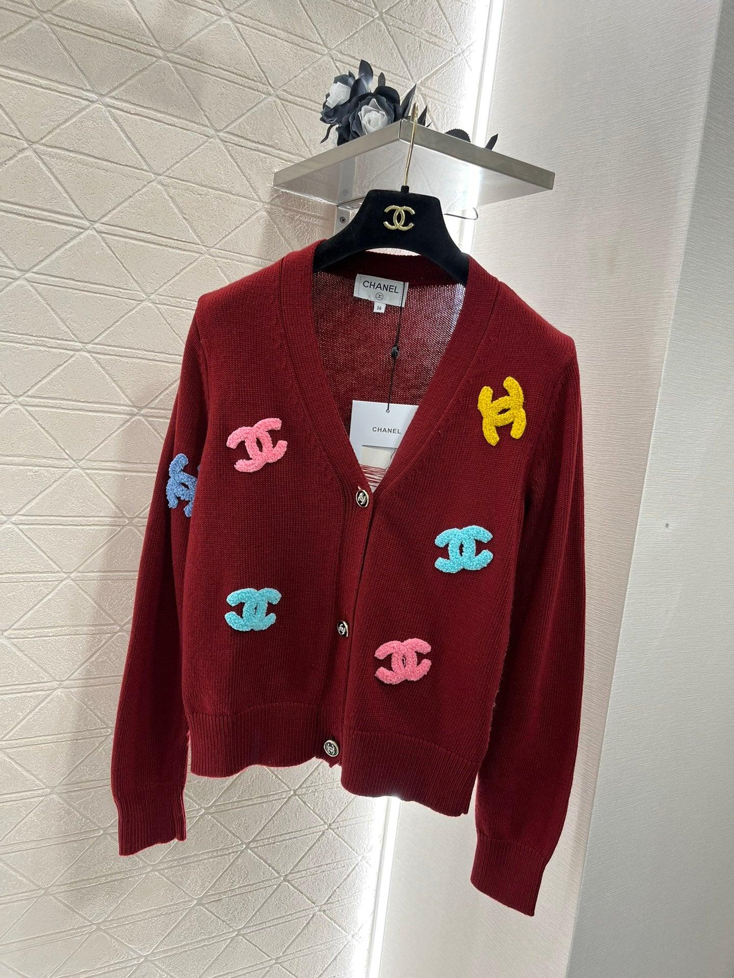 Chanel 2024 Renkli Peluş İşlemeli CC Örgü Hırka - Glimmer of Luxury