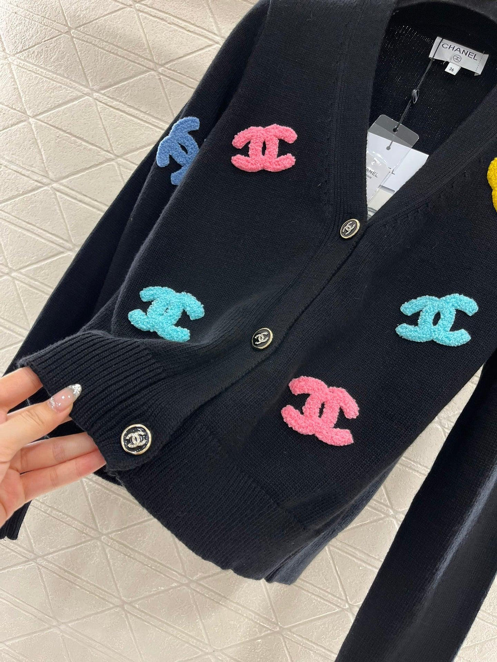 Chanel 2024 Renkli Peluş İşlemeli CC Örgü Hırka - Glimmer of Luxury