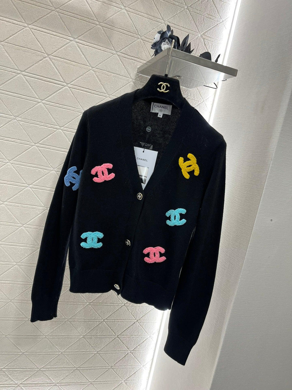 Chanel 2024 Renkli Peluş İşlemeli CC Örgü Hırka - Glimmer of Luxury