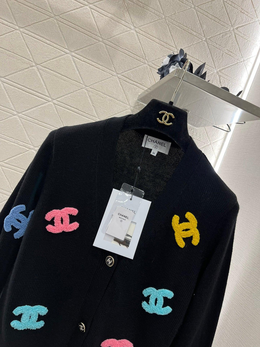 Chanel 2024 Renkli Peluş İşlemeli CC Örgü Hırka - Glimmer of Luxury