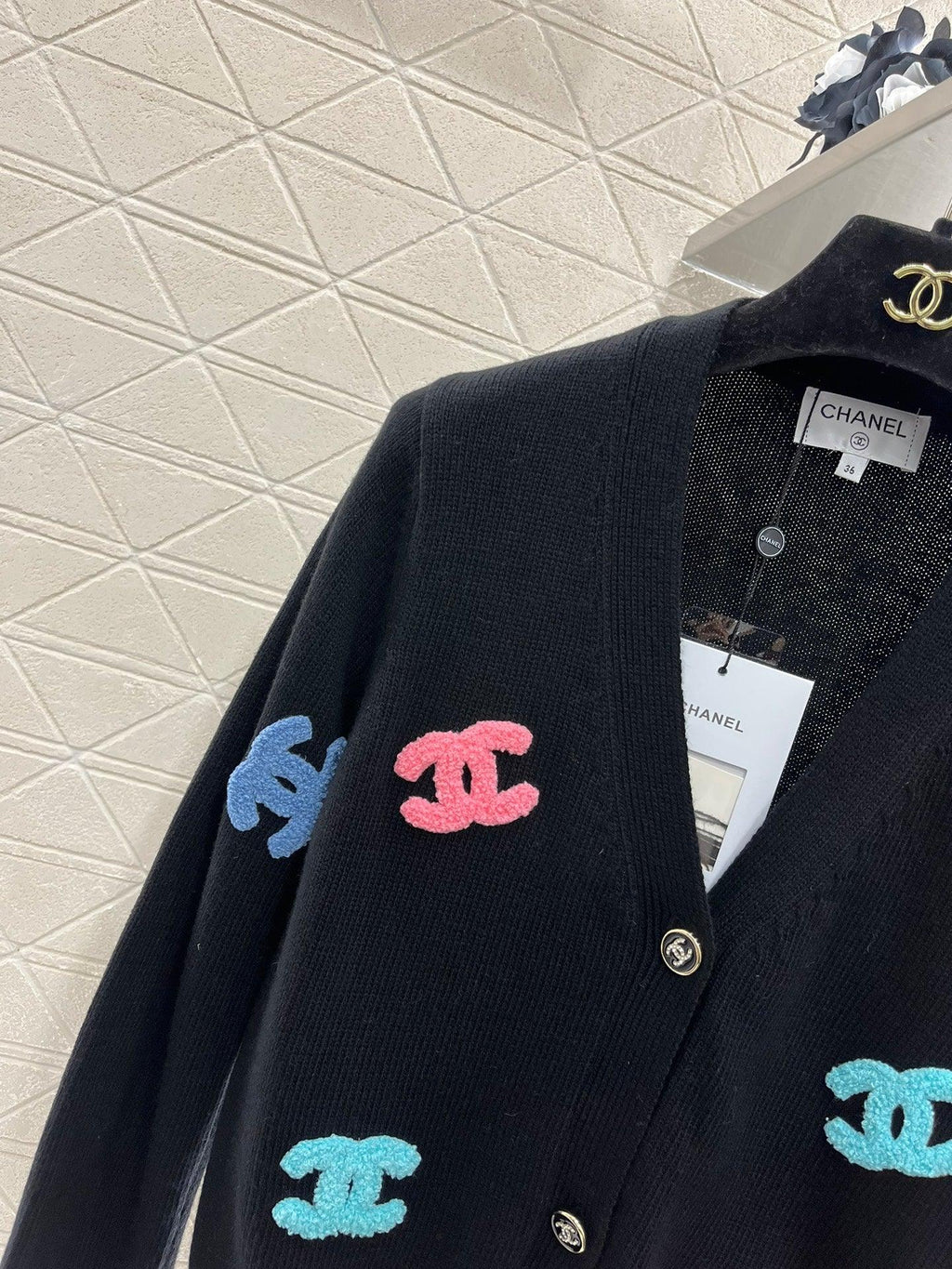 Chanel 2024 Renkli Peluş İşlemeli CC Örgü Hırka - Glimmer of Luxury