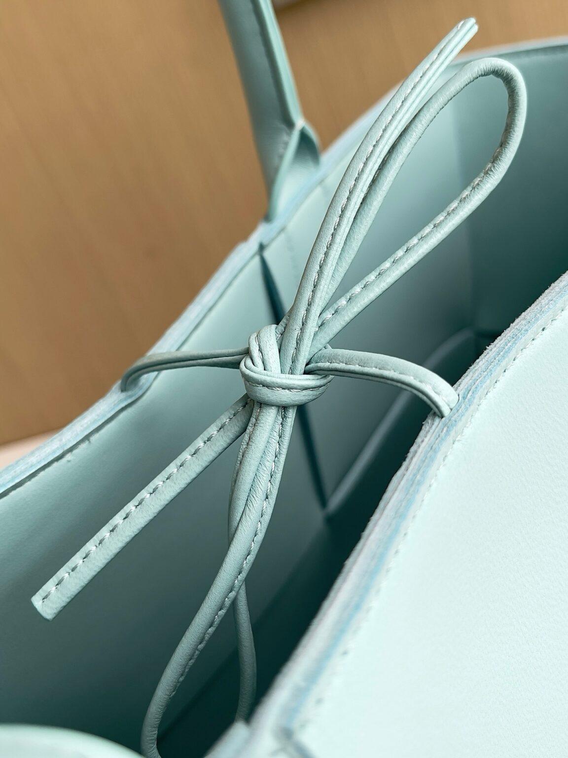 Bottega Veneta Ekstra Büyük Dikdörtgen Tote Çanta - Glimmer of Luxury