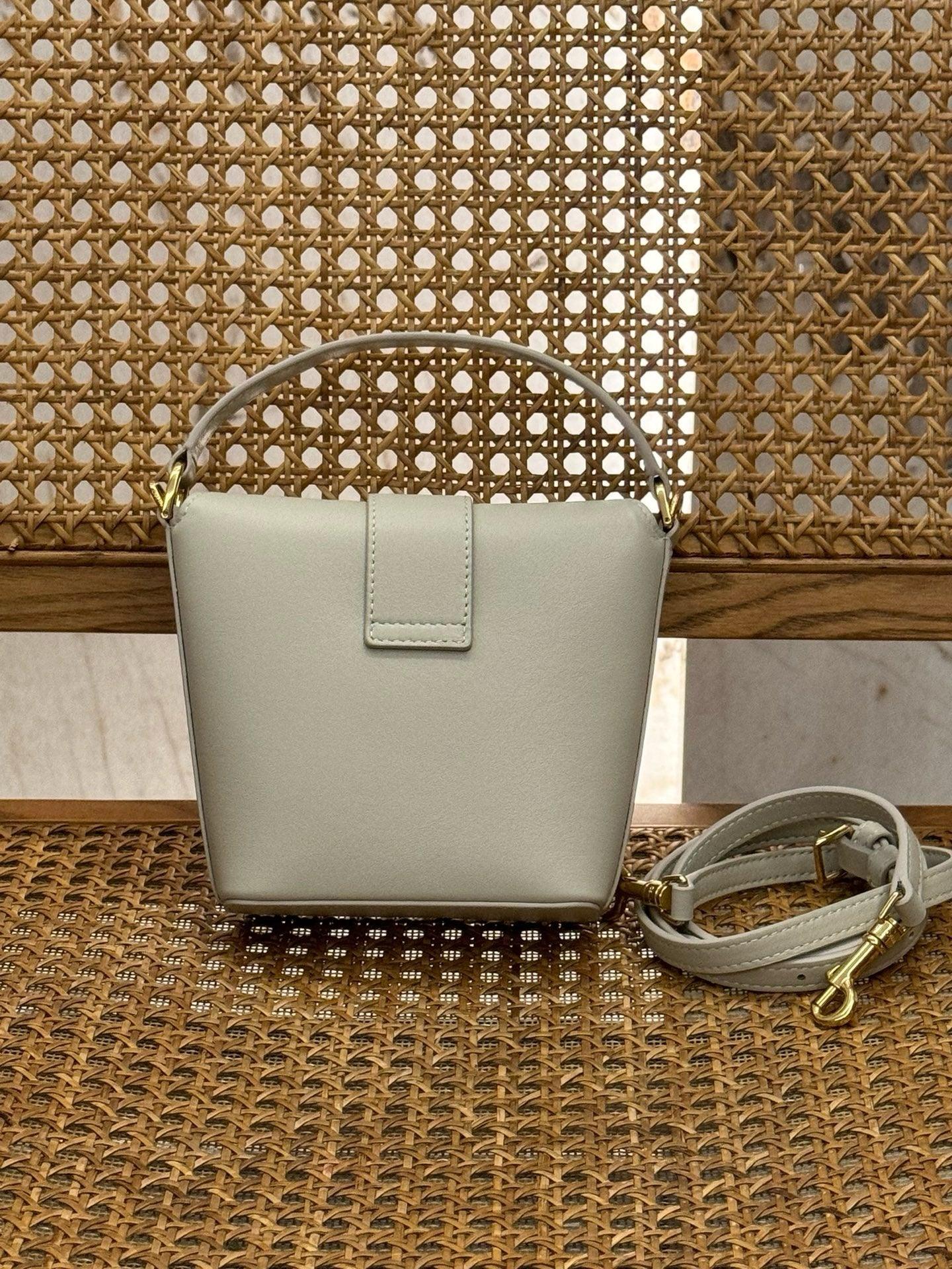 Celine Pürüzsüz Dana Derisinde Mini Bucket Triomphe - Glimmer of Luxury