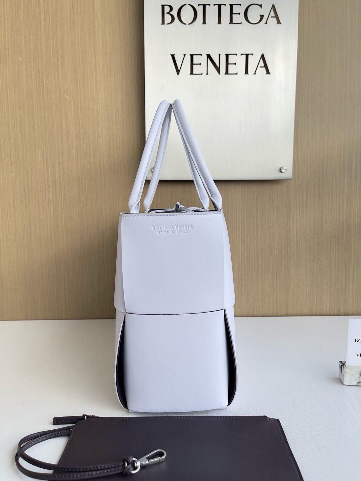 Bottega Veneta Ekstra Büyük Dikdörtgen Tote Çanta - Glimmer of Luxury