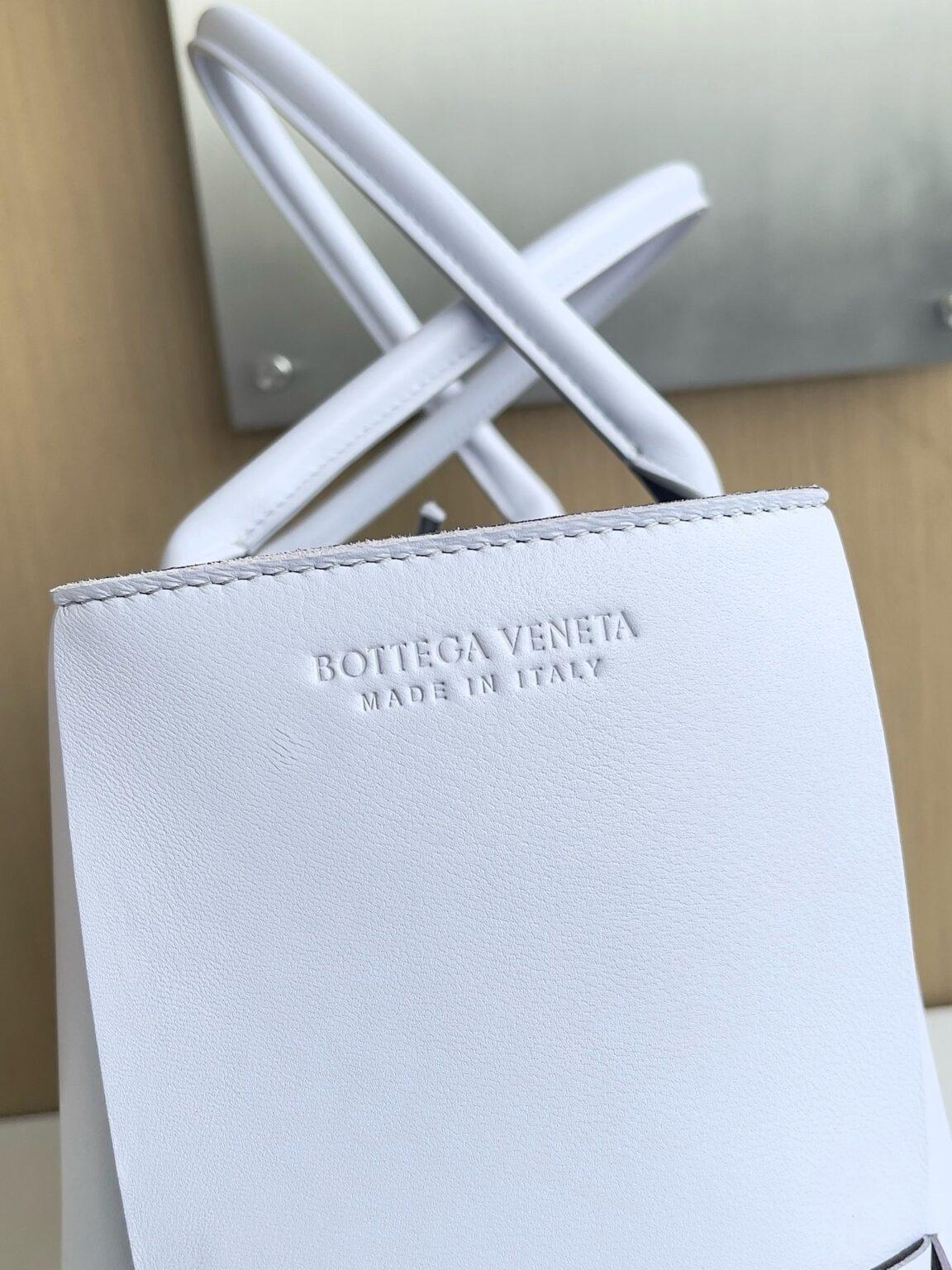 Bottega Veneta Ekstra Büyük Dikdörtgen Tote Çanta - Glimmer of Luxury