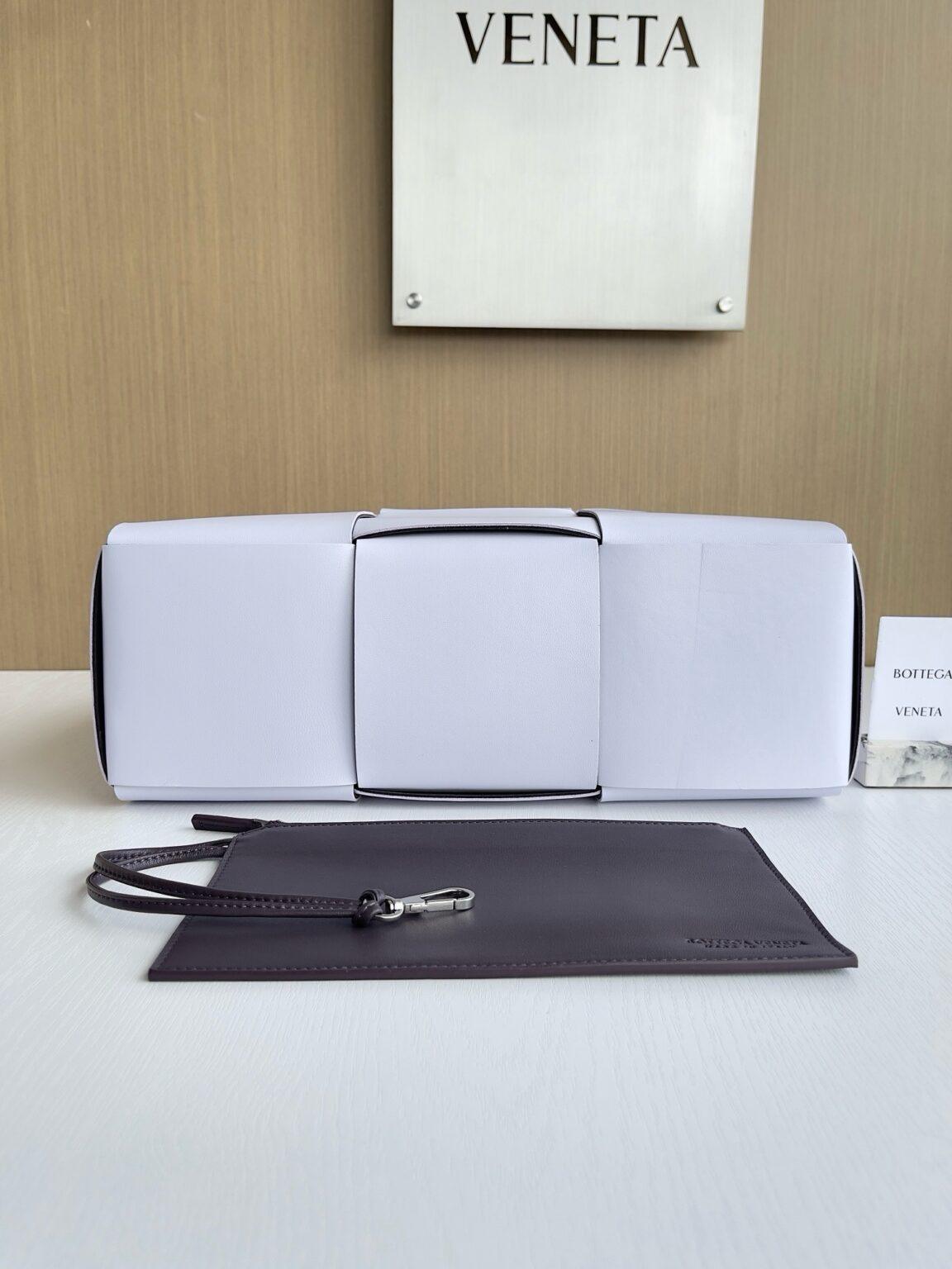 Bottega Veneta Ekstra Büyük Dikdörtgen Tote Çanta - Glimmer of Luxury