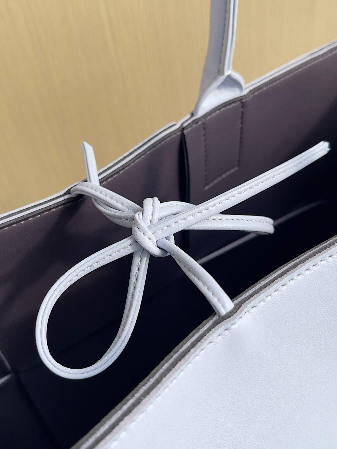 Bottega Veneta Ekstra Büyük Dikdörtgen Tote Çanta - Glimmer of Luxury