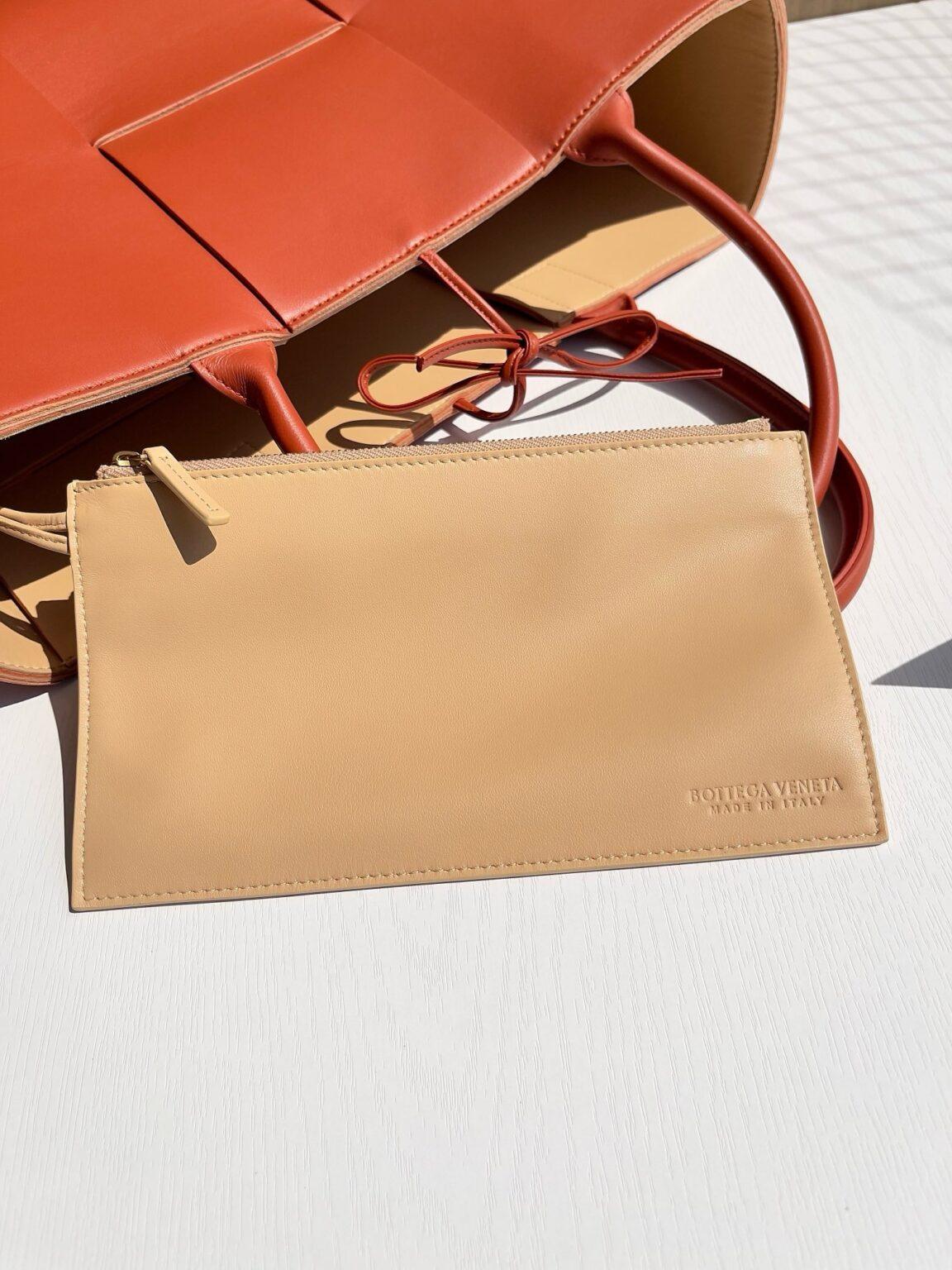 Bottega Veneta Ekstra Büyük Dikdörtgen Tote Çanta - Glimmer of Luxury