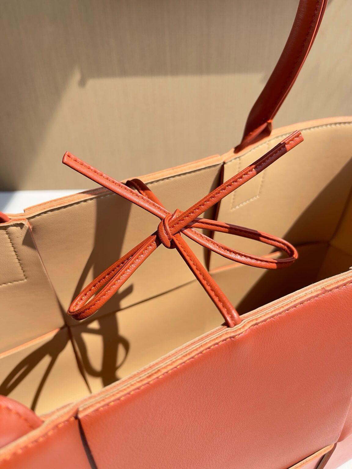 Bottega Veneta Ekstra Büyük Dikdörtgen Tote Çanta - Glimmer of Luxury