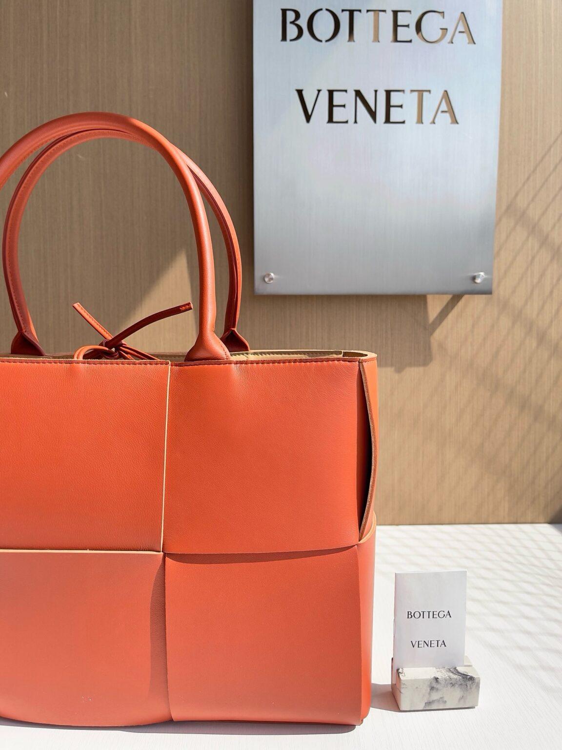 Bottega Veneta Ekstra Büyük Dikdörtgen Tote Çanta - Glimmer of Luxury