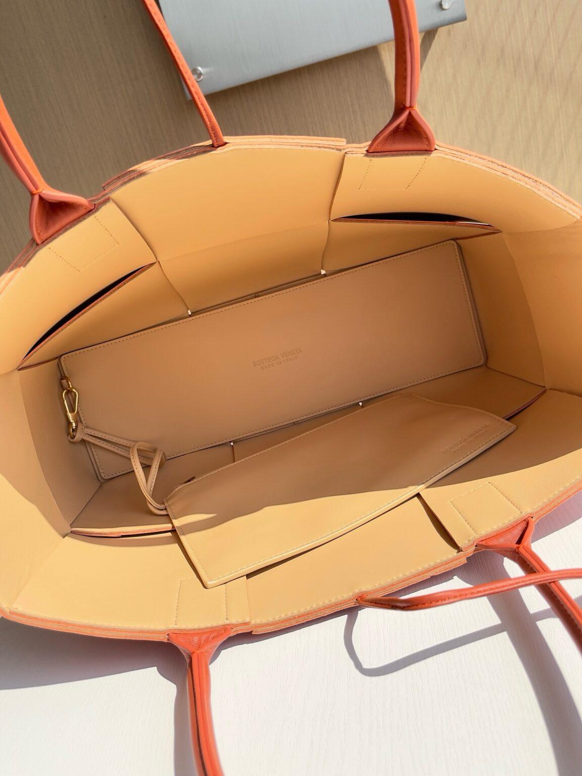 Bottega Veneta Ekstra Büyük Dikdörtgen Tote Çanta - Glimmer of Luxury