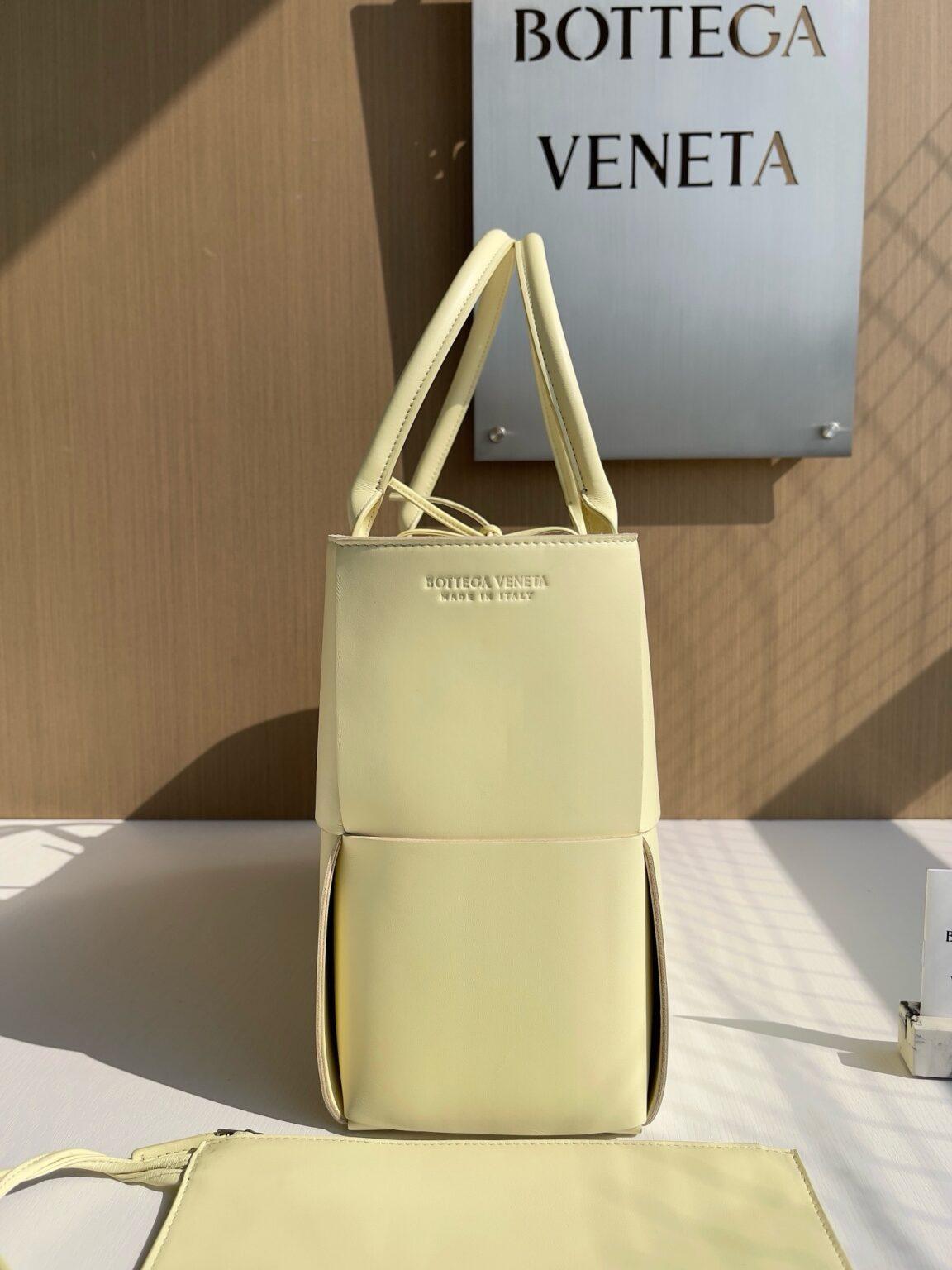 Bottega Veneta Ekstra Büyük Dikdörtgen Tote Çanta - Glimmer of Luxury