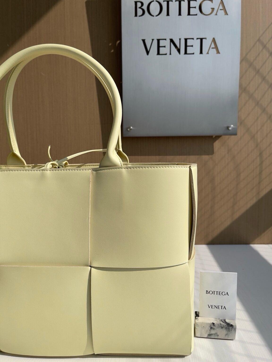Bottega Veneta Ekstra Büyük Dikdörtgen Tote Çanta - Glimmer of Luxury