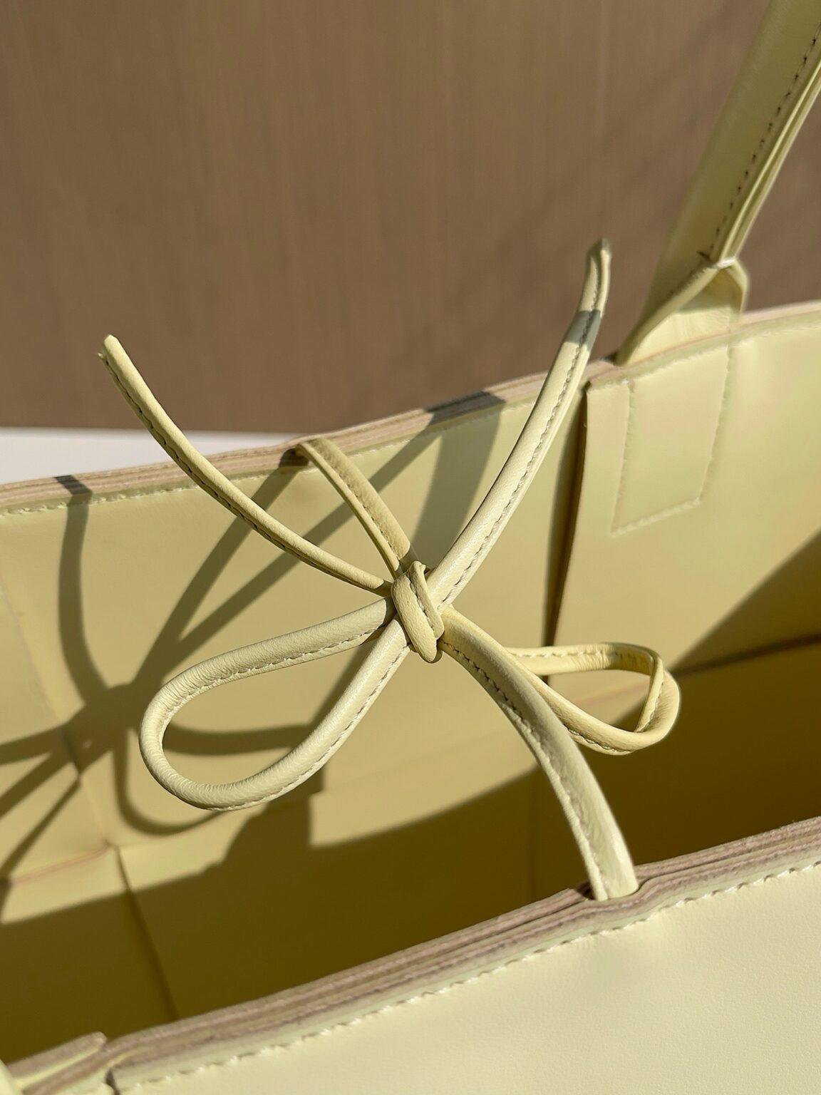 Bottega Veneta Ekstra Büyük Dikdörtgen Tote Çanta - Glimmer of Luxury