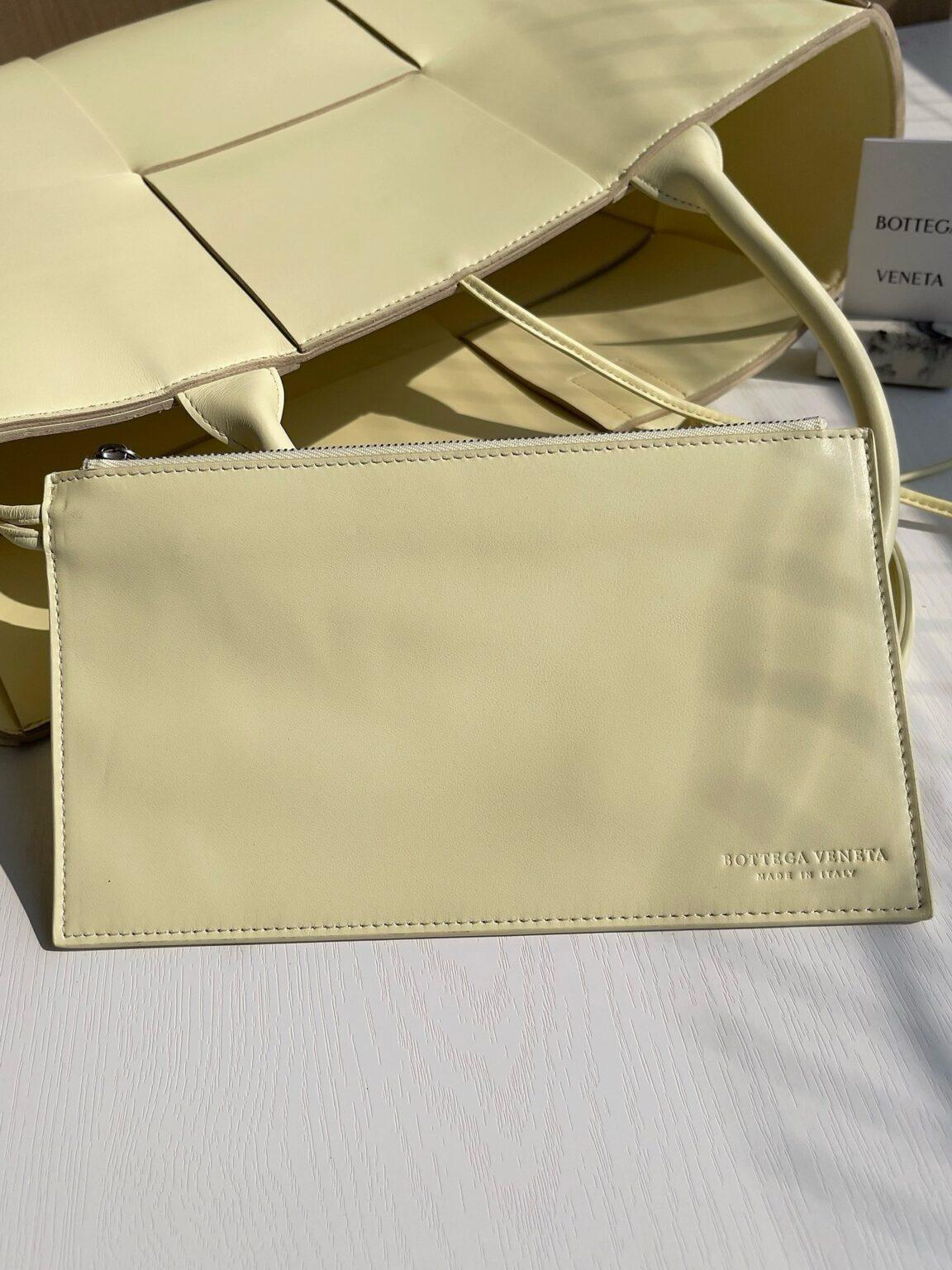 Bottega Veneta Ekstra Büyük Dikdörtgen Tote Çanta - Glimmer of Luxury