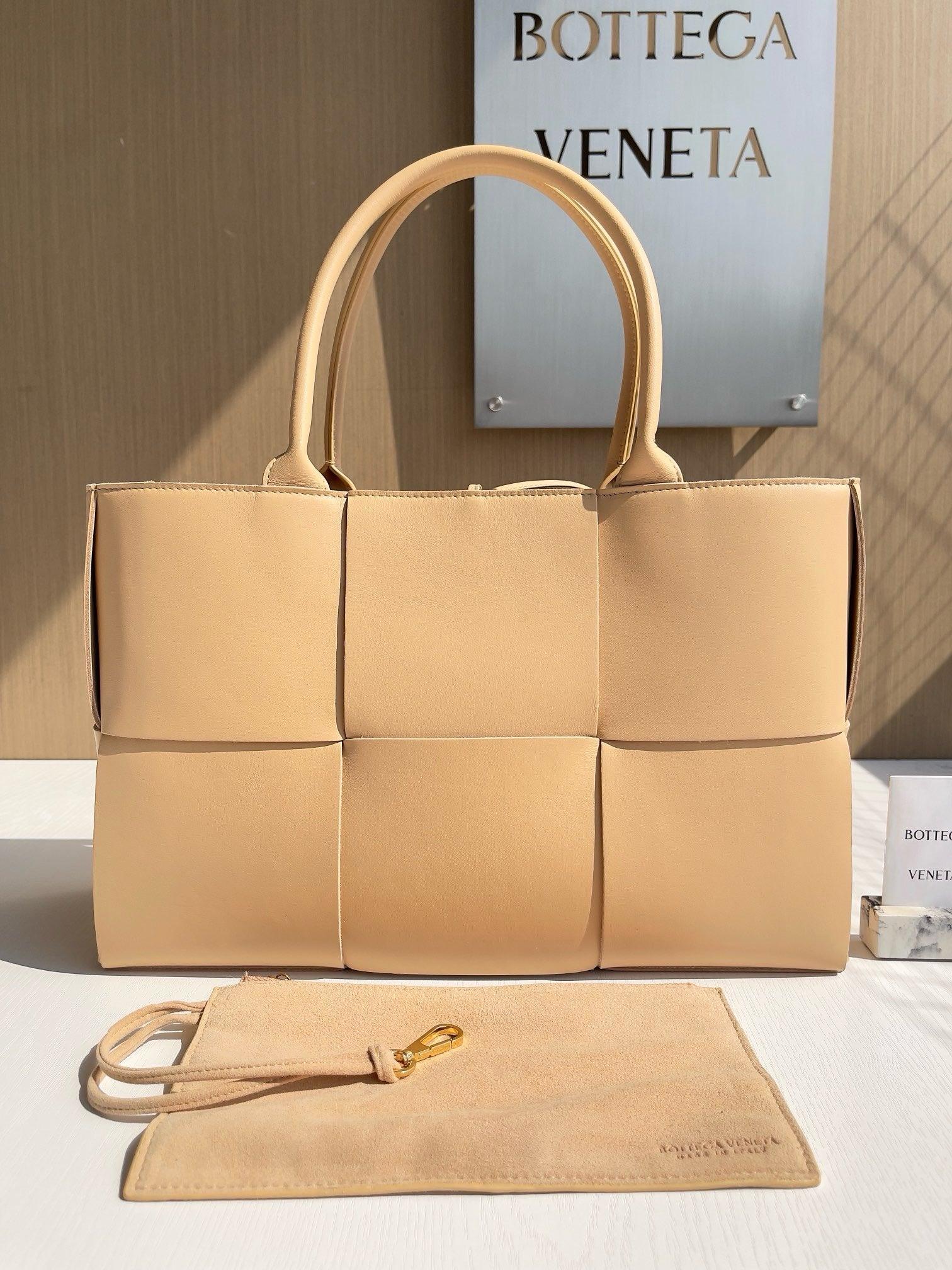 Bottega Veneta Ekstra Büyük Dikdörtgen Tote Çanta - Glimmer of Luxury