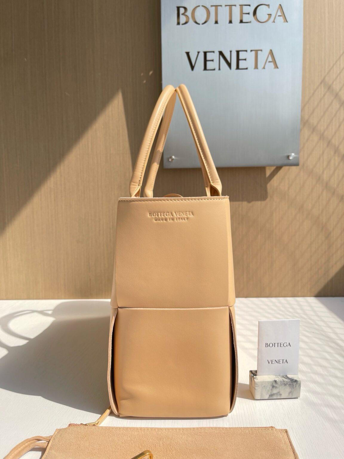 Bottega Veneta Ekstra Büyük Dikdörtgen Tote Çanta - Glimmer of Luxury