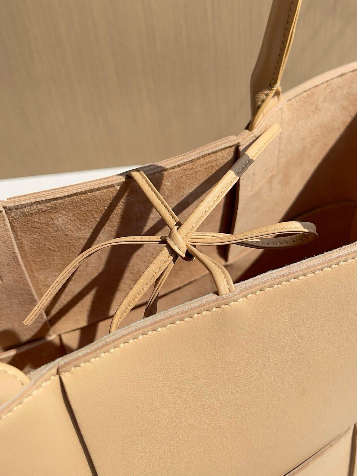 Bottega Veneta Ekstra Büyük Dikdörtgen Tote Çanta - Glimmer of Luxury