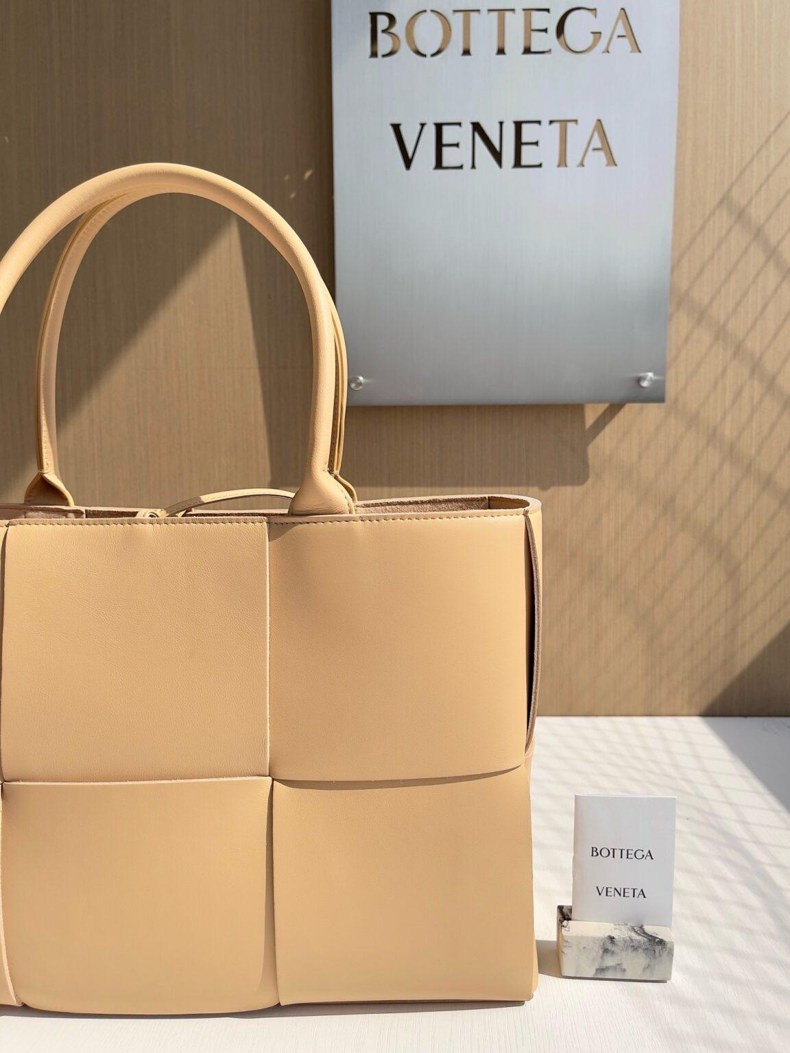 Bottega Veneta Ekstra Büyük Dikdörtgen Tote Çanta - Glimmer of Luxury