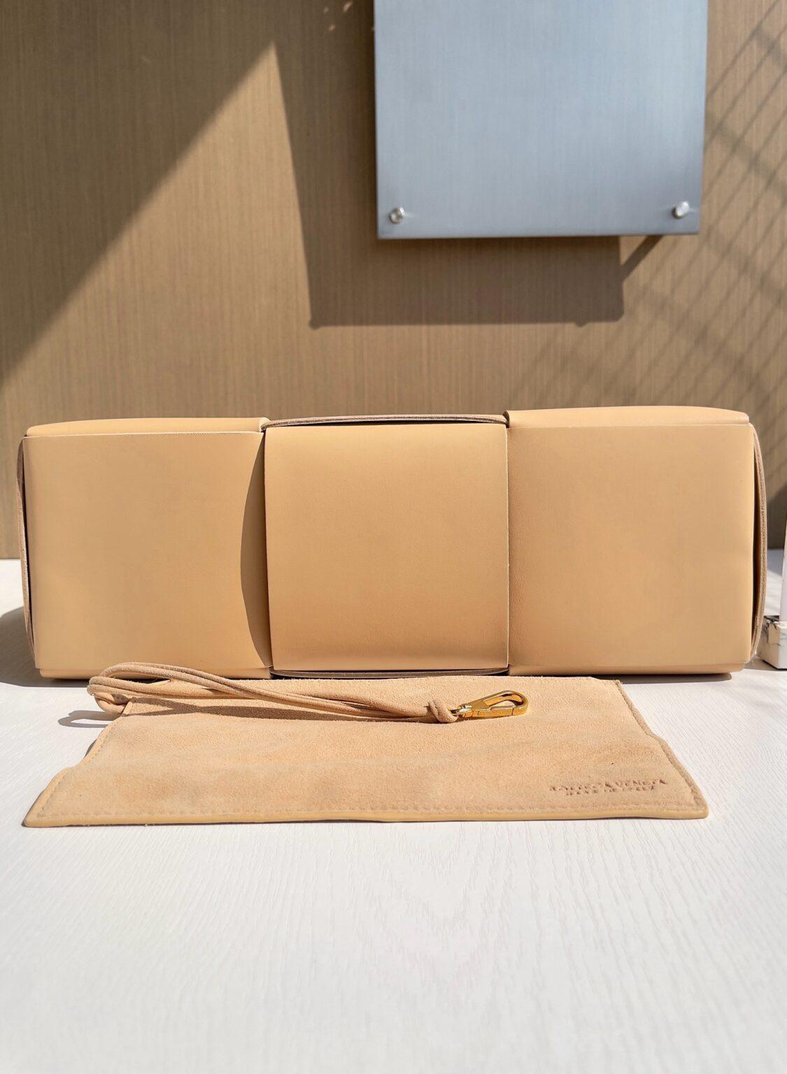 Bottega Veneta Ekstra Büyük Dikdörtgen Tote Çanta - Glimmer of Luxury