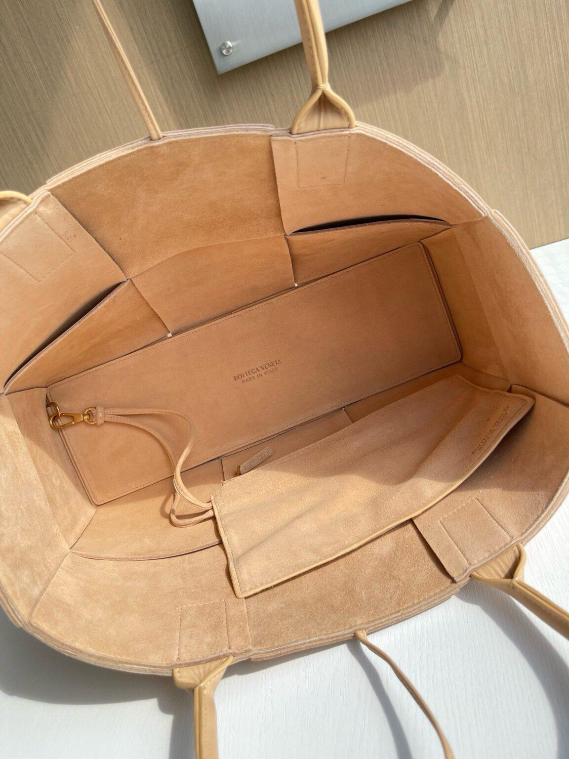 Bottega Veneta Ekstra Büyük Dikdörtgen Tote Çanta - Glimmer of Luxury