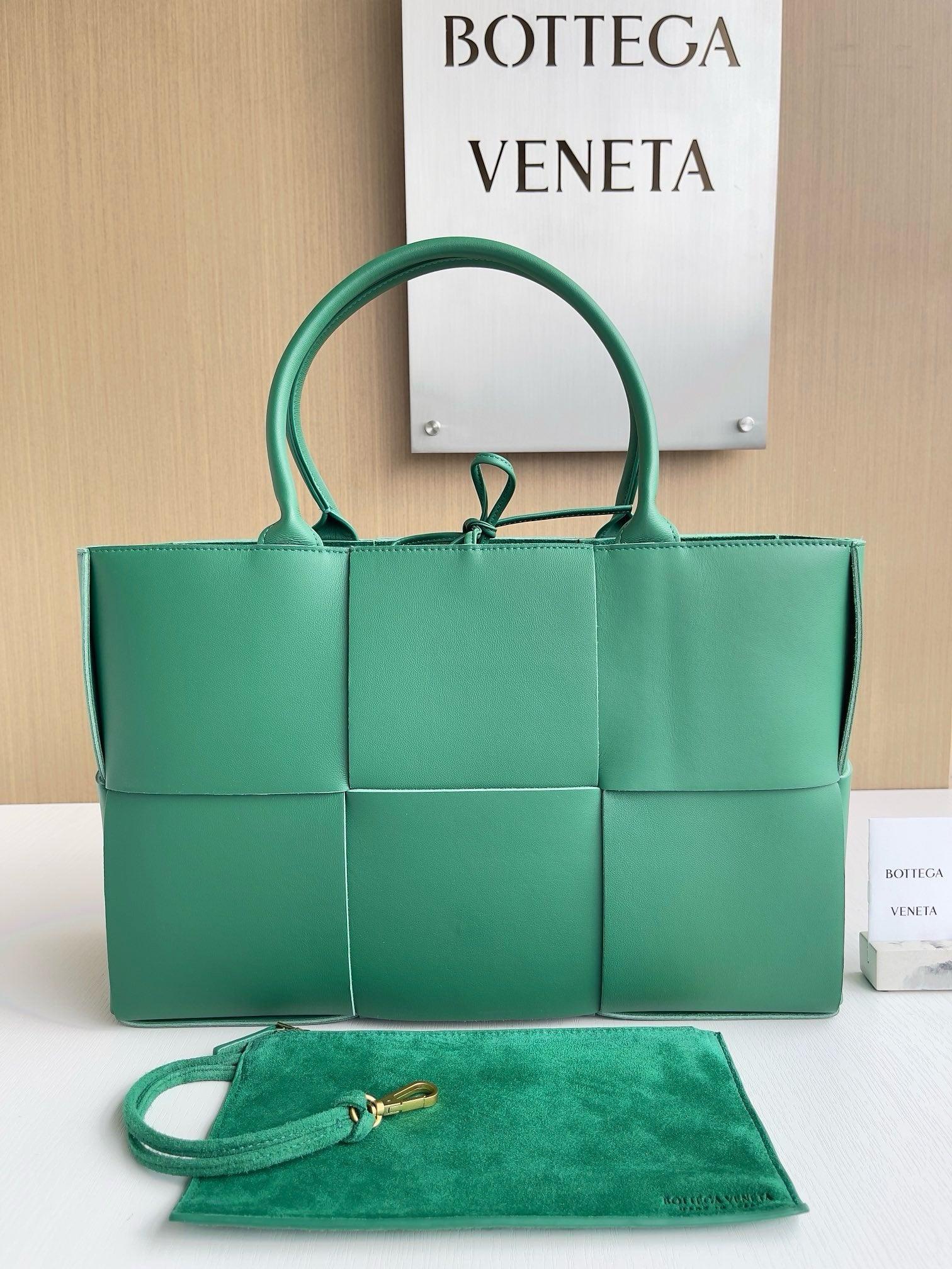 Bottega Veneta Ekstra Büyük Dikdörtgen Tote Çanta - Glimmer of Luxury
