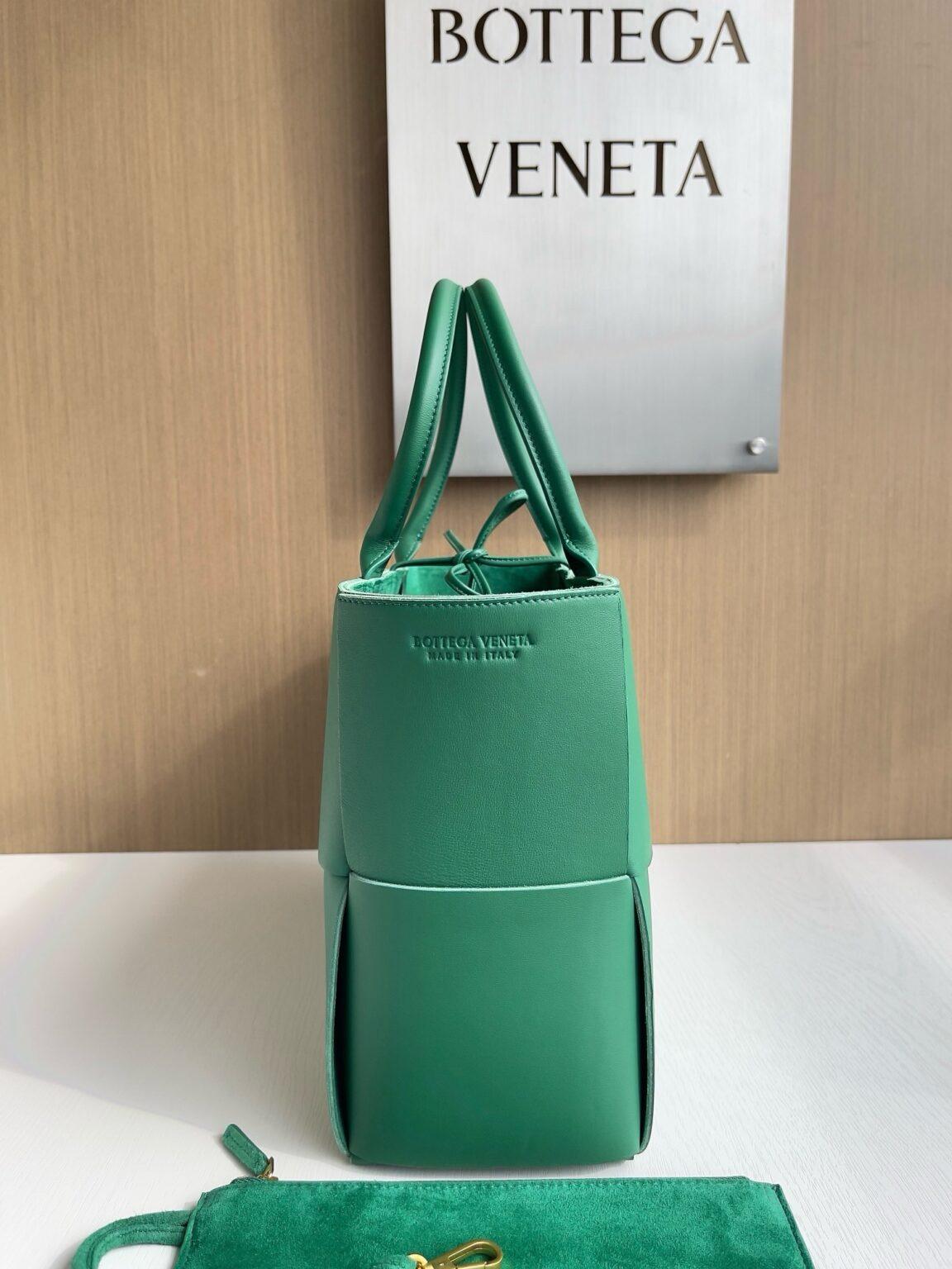 Bottega Veneta Ekstra Büyük Dikdörtgen Tote Çanta - Glimmer of Luxury