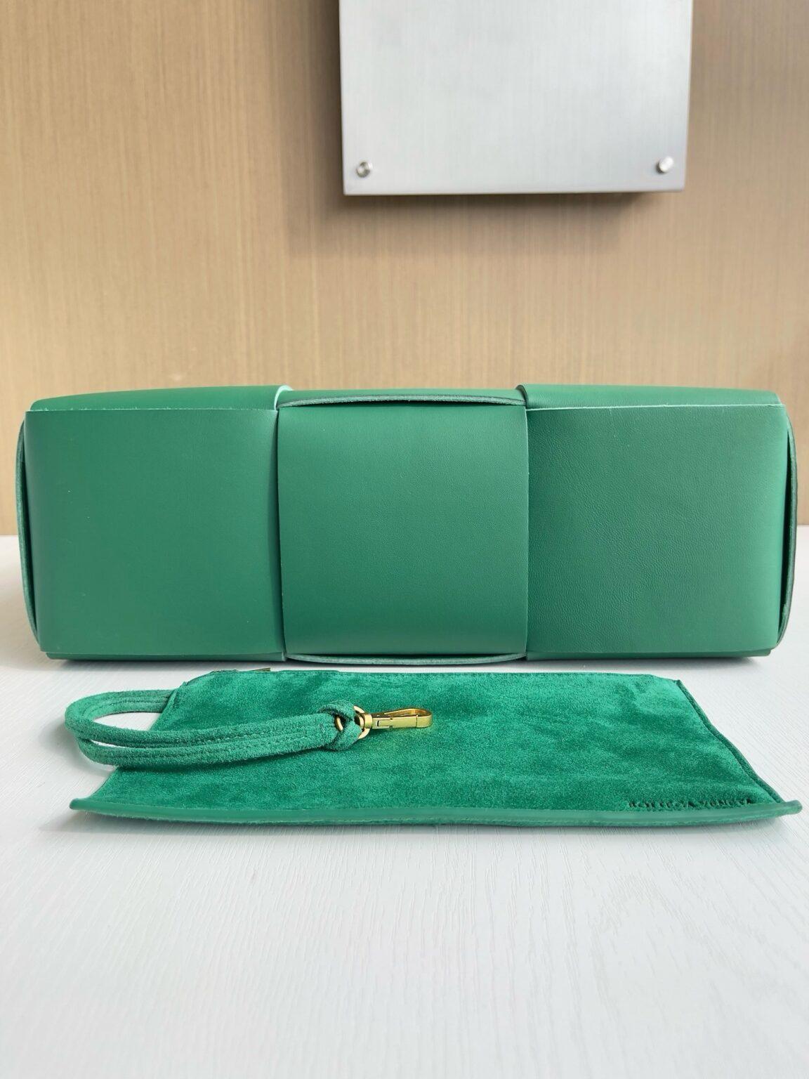 Bottega Veneta Ekstra Büyük Dikdörtgen Tote Çanta - Glimmer of Luxury