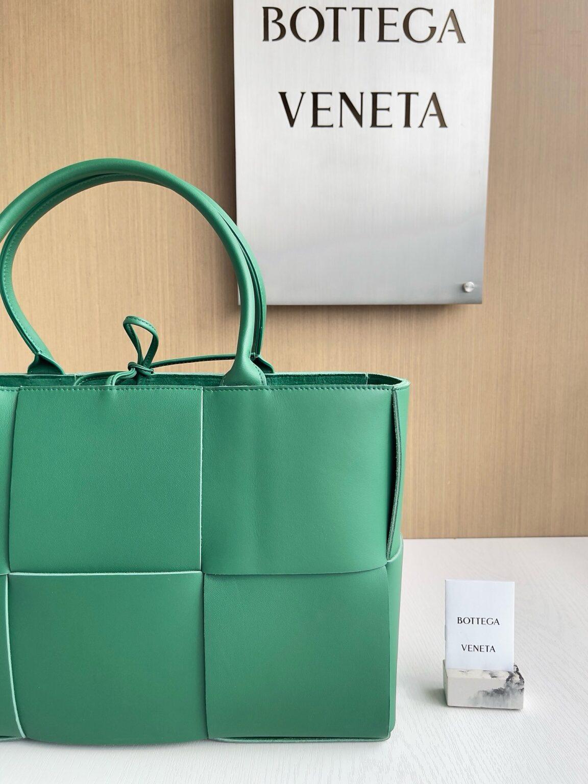 Bottega Veneta Ekstra Büyük Dikdörtgen Tote Çanta - Glimmer of Luxury