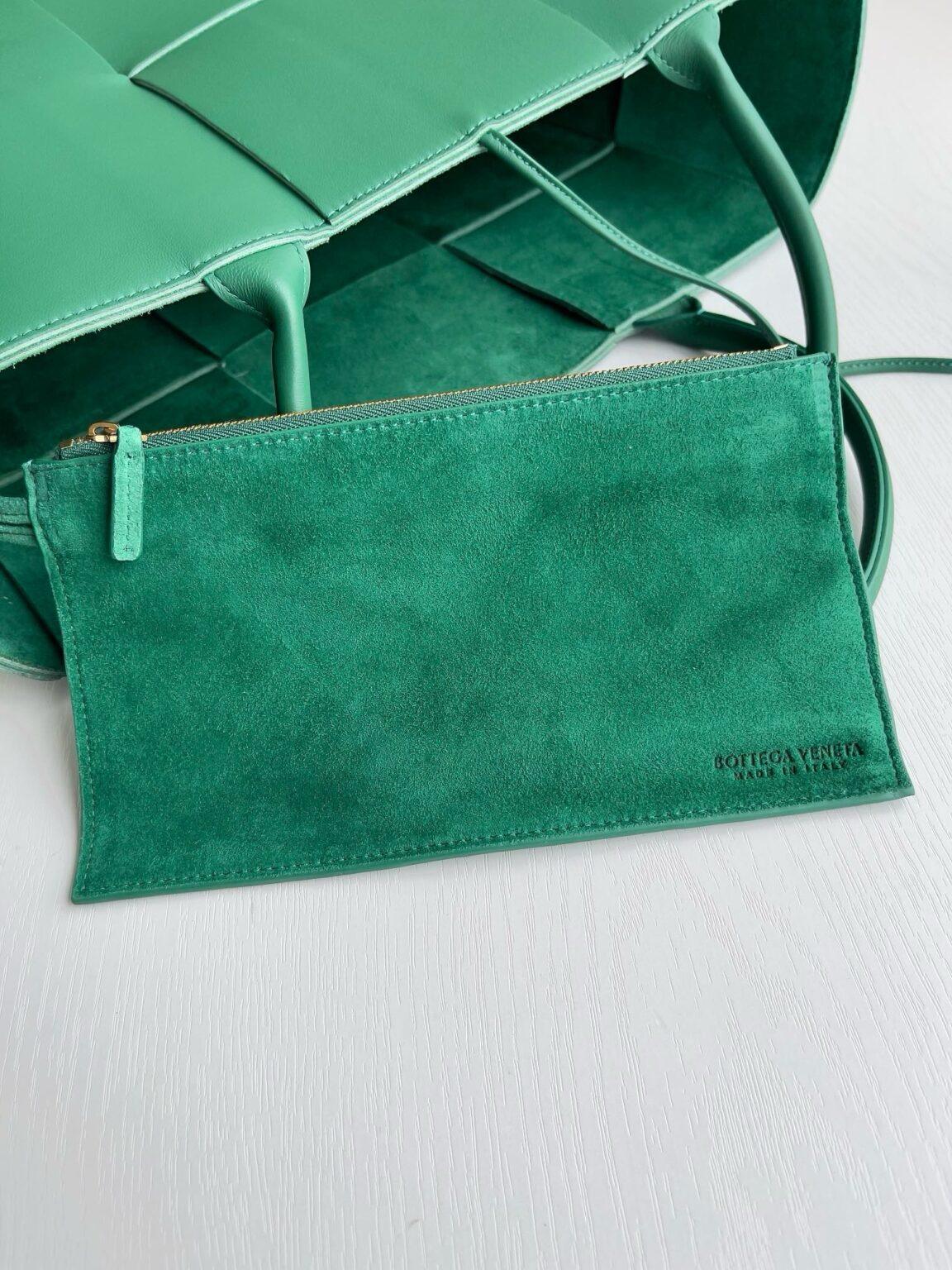 Bottega Veneta Ekstra Büyük Dikdörtgen Tote Çanta - Glimmer of Luxury