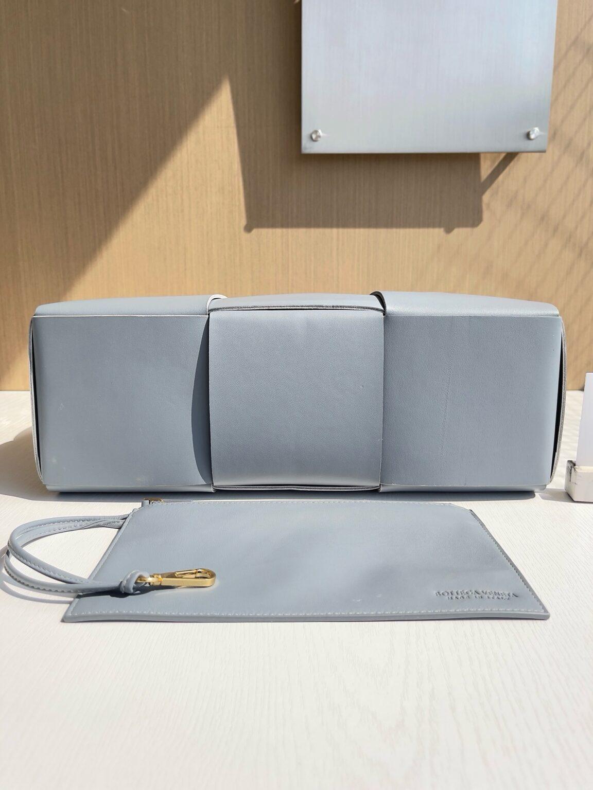 Bottega Veneta Ekstra Büyük Dikdörtgen Tote Çanta - Glimmer of Luxury