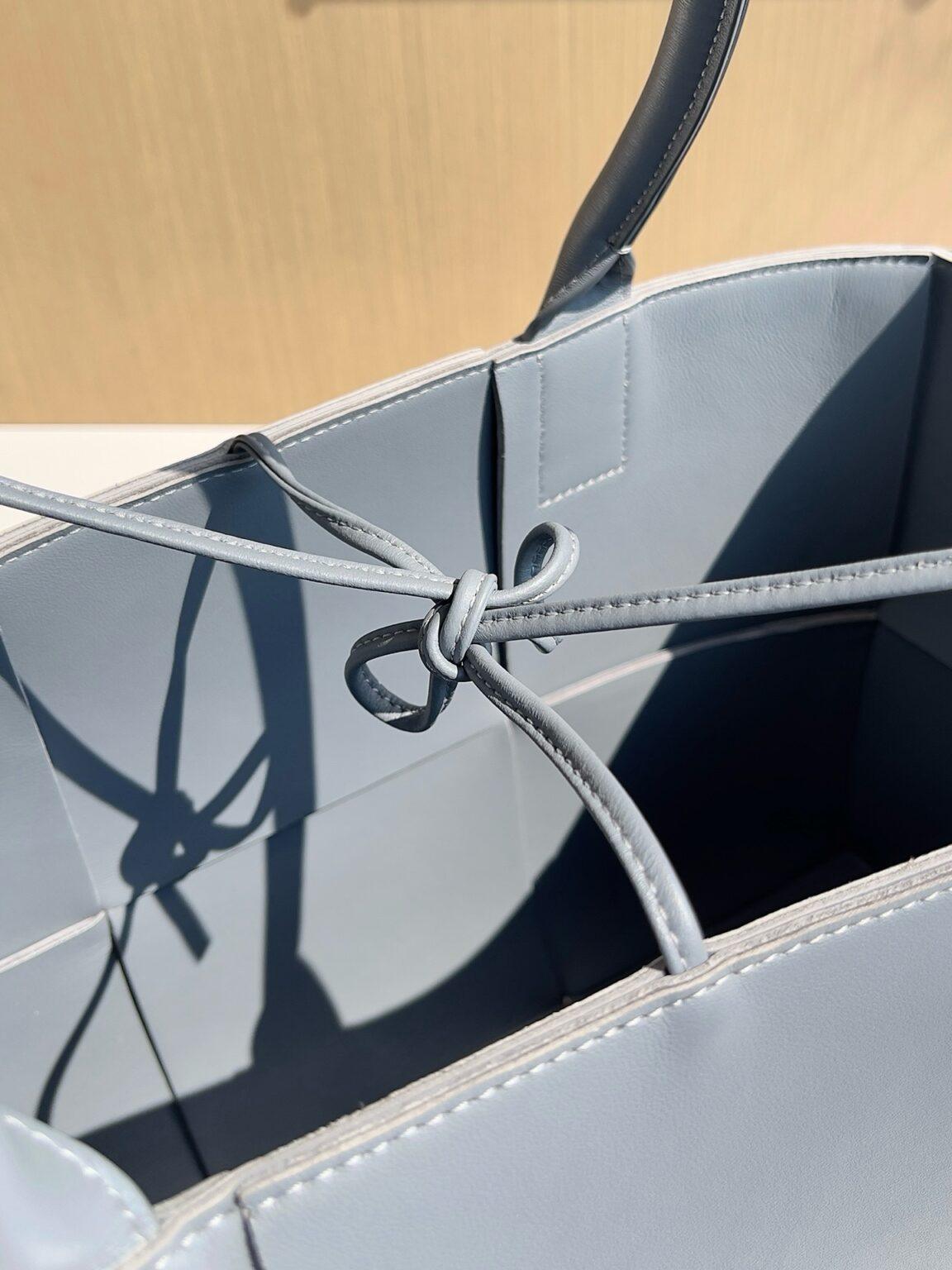 Bottega Veneta Ekstra Büyük Dikdörtgen Tote Çanta - Glimmer of Luxury