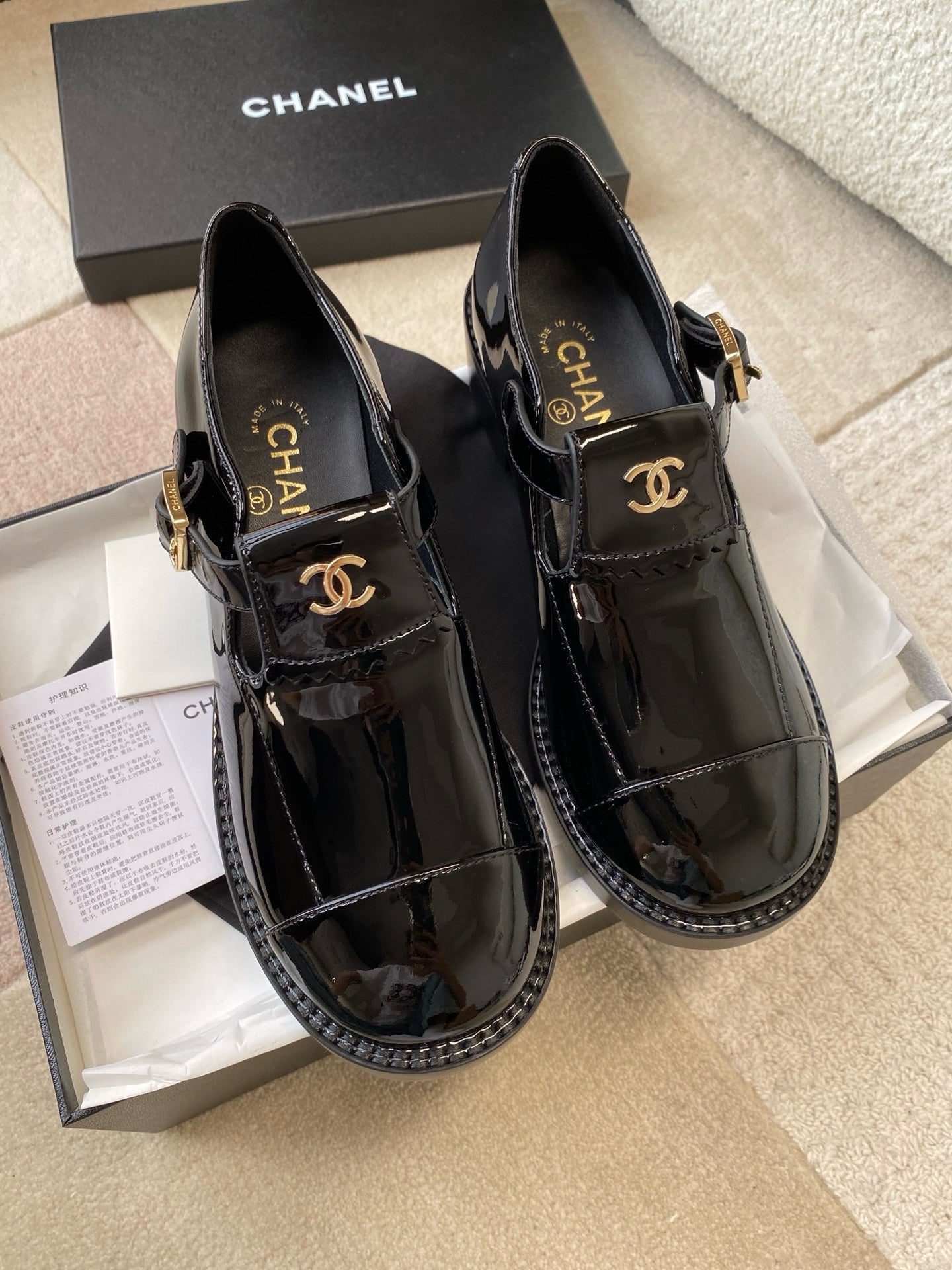 Chanel 23B Mary Jane Büyük Burunlu Rugan Ayakkabı - Glimmer of Luxury