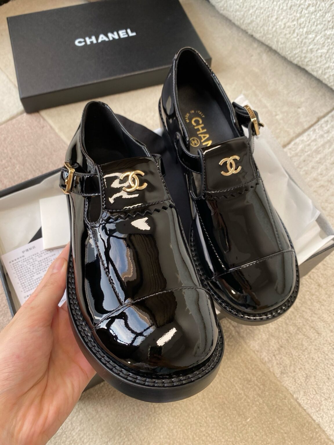 Chanel 23B Mary Jane Büyük Burunlu Rugan Ayakkabı - Glimmer of Luxury