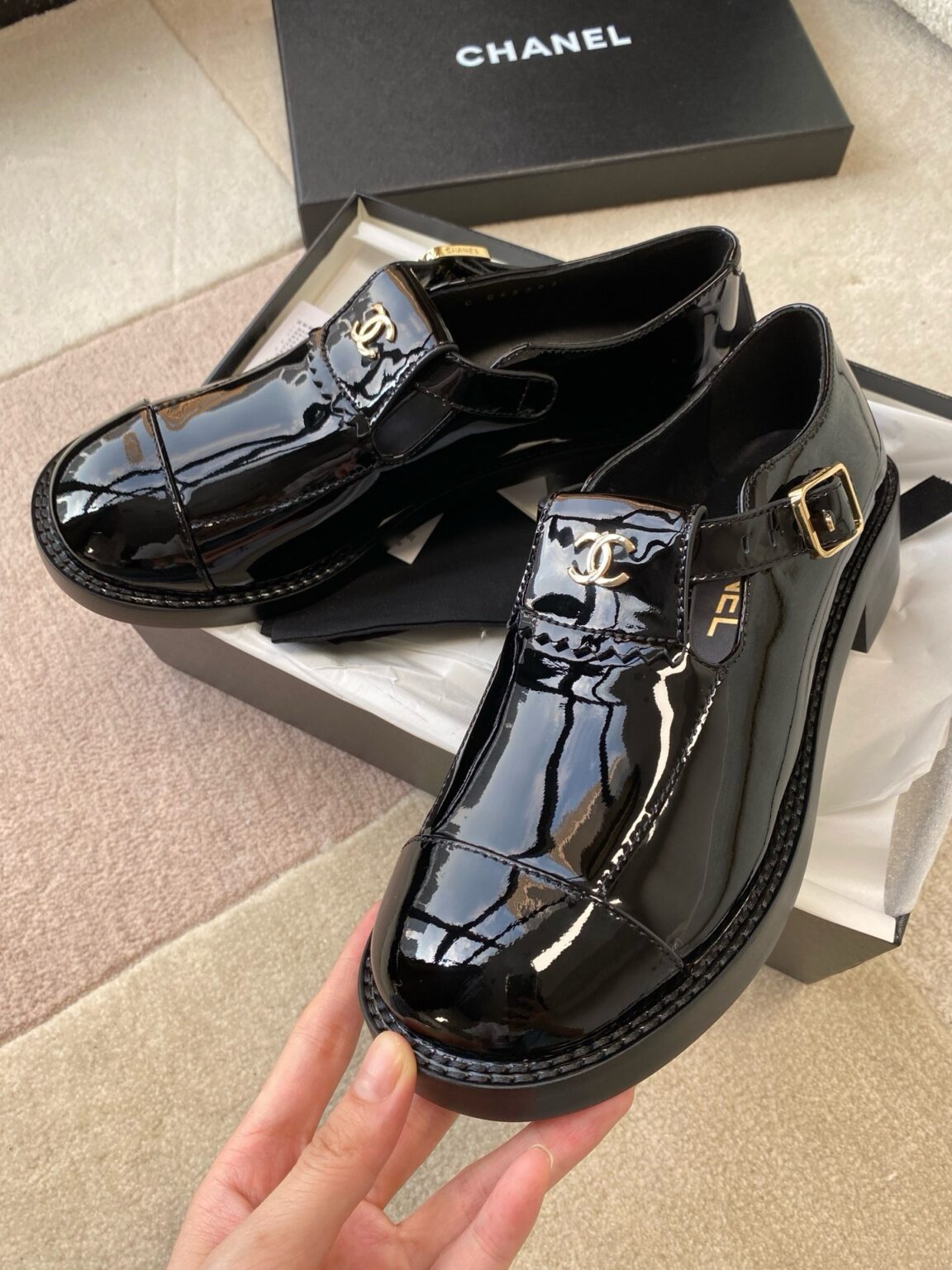 Chanel 23B Mary Jane Büyük Burunlu Rugan Ayakkabı - Glimmer of Luxury