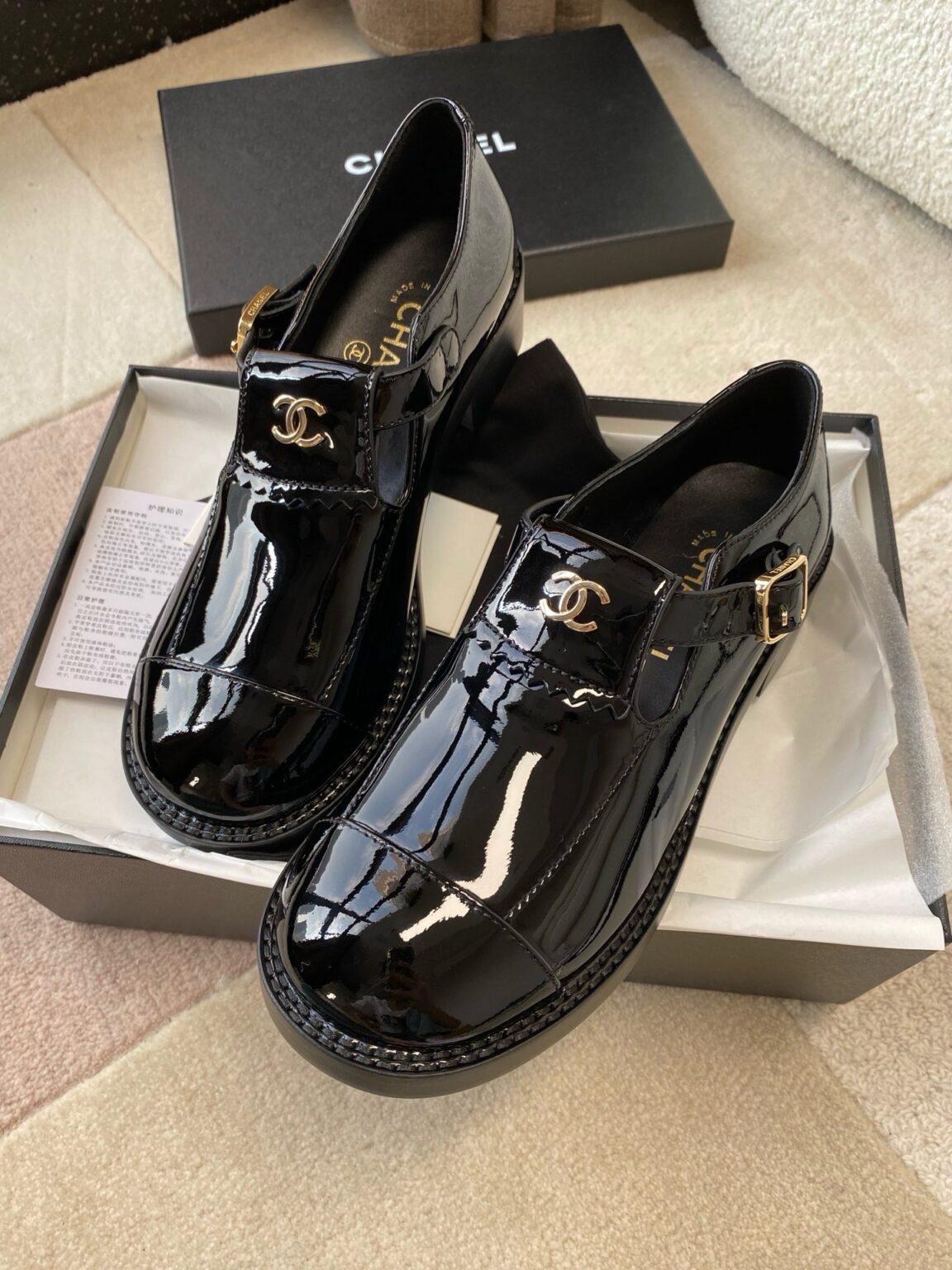 Chanel 23B Mary Jane Büyük Burunlu Rugan Ayakkabı - Glimmer of Luxury