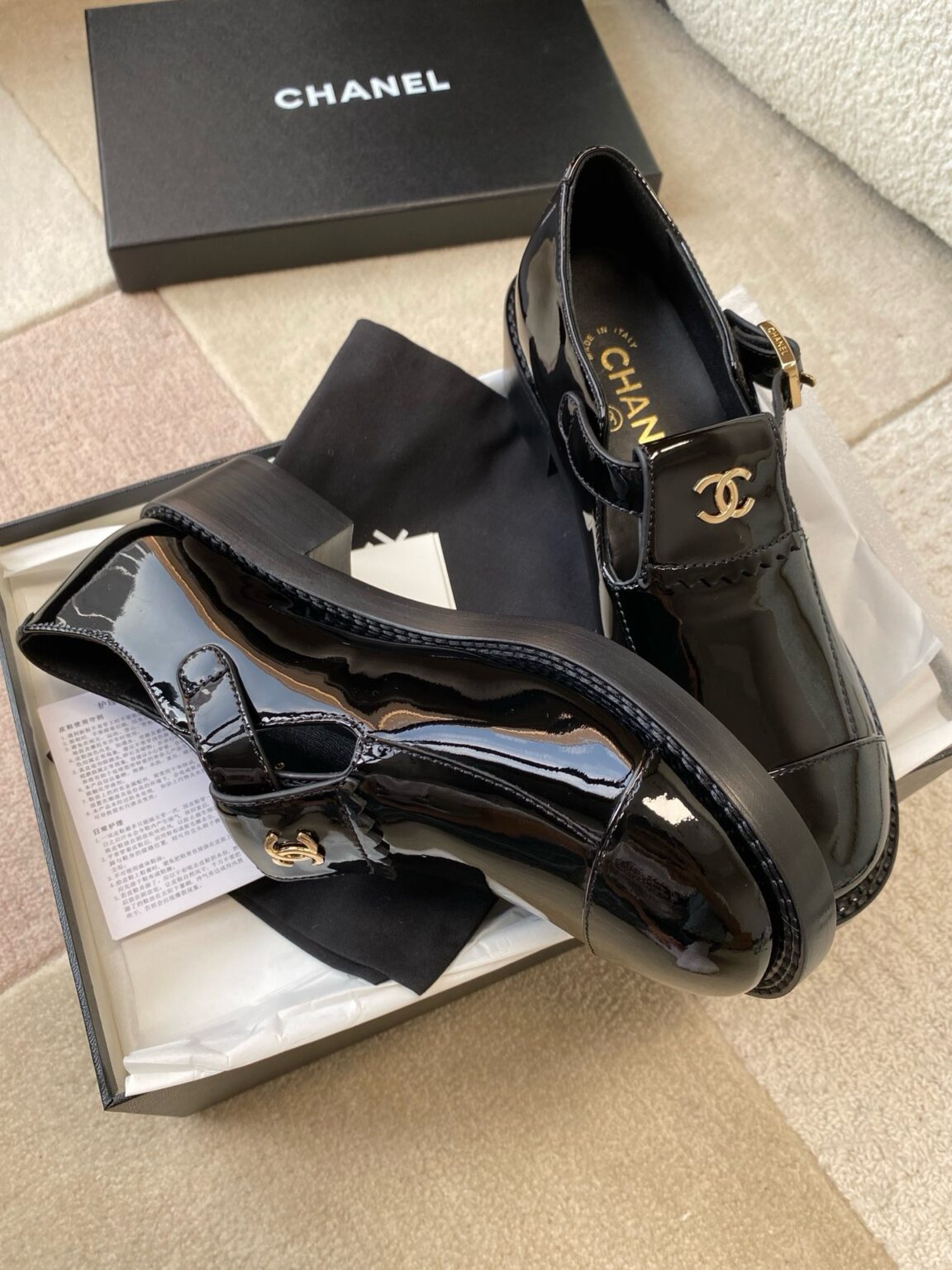 Chanel 23B Mary Jane Büyük Burunlu Rugan Ayakkabı - Glimmer of Luxury