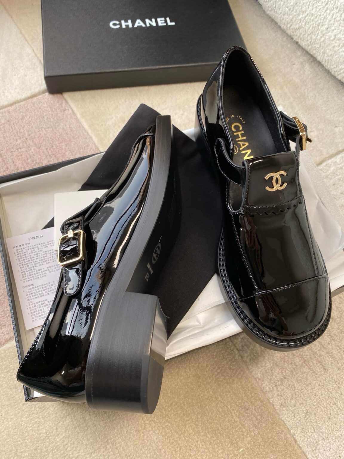 Chanel 23B Mary Jane Büyük Burunlu Rugan Ayakkabı - Glimmer of Luxury