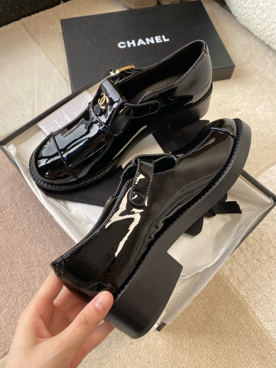 Chanel 23B Mary Jane Büyük Burunlu Rugan Ayakkabı - Glimmer of Luxury