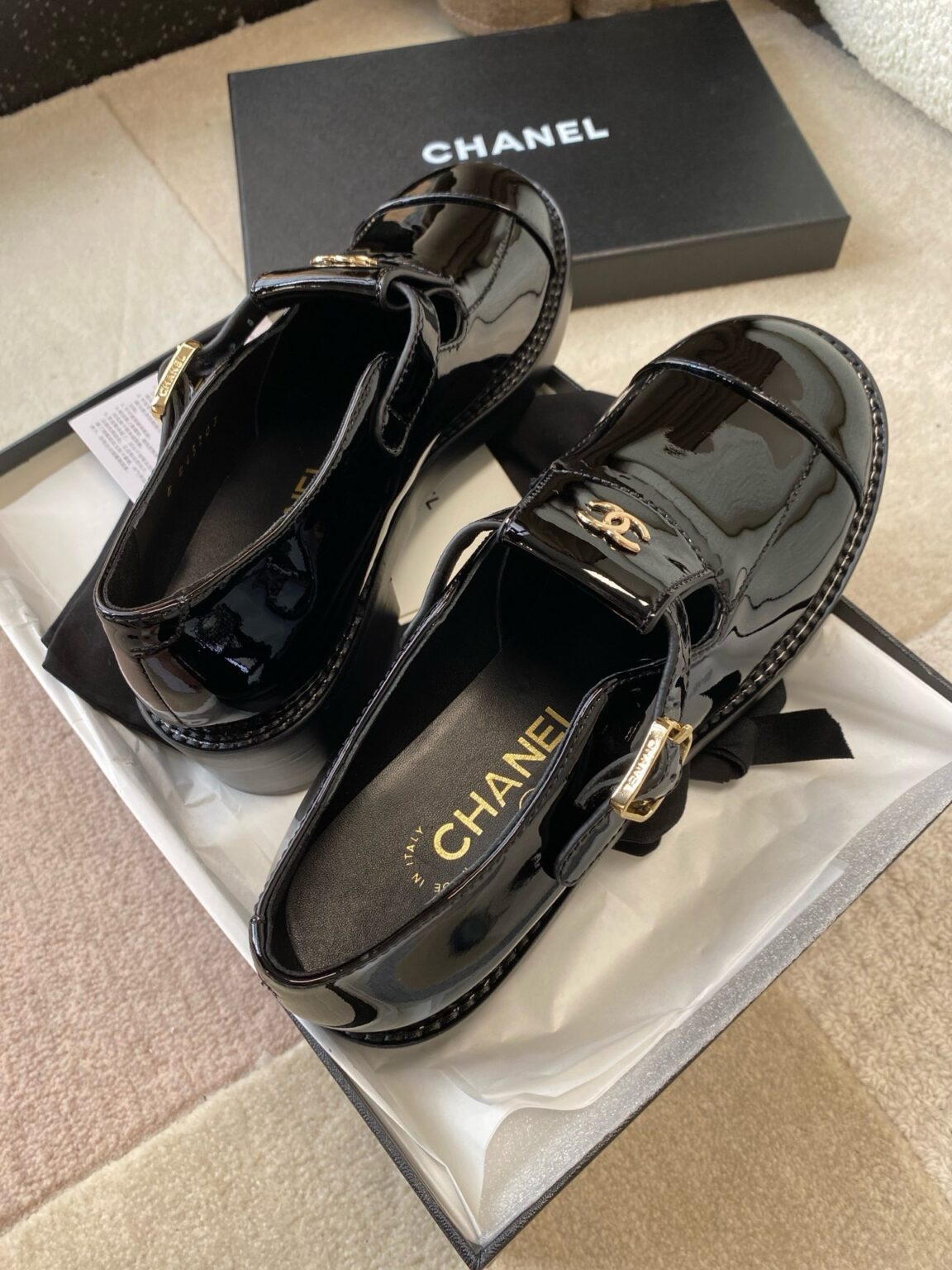 Chanel 23B Mary Jane Büyük Burunlu Rugan Ayakkabı - Glimmer of Luxury