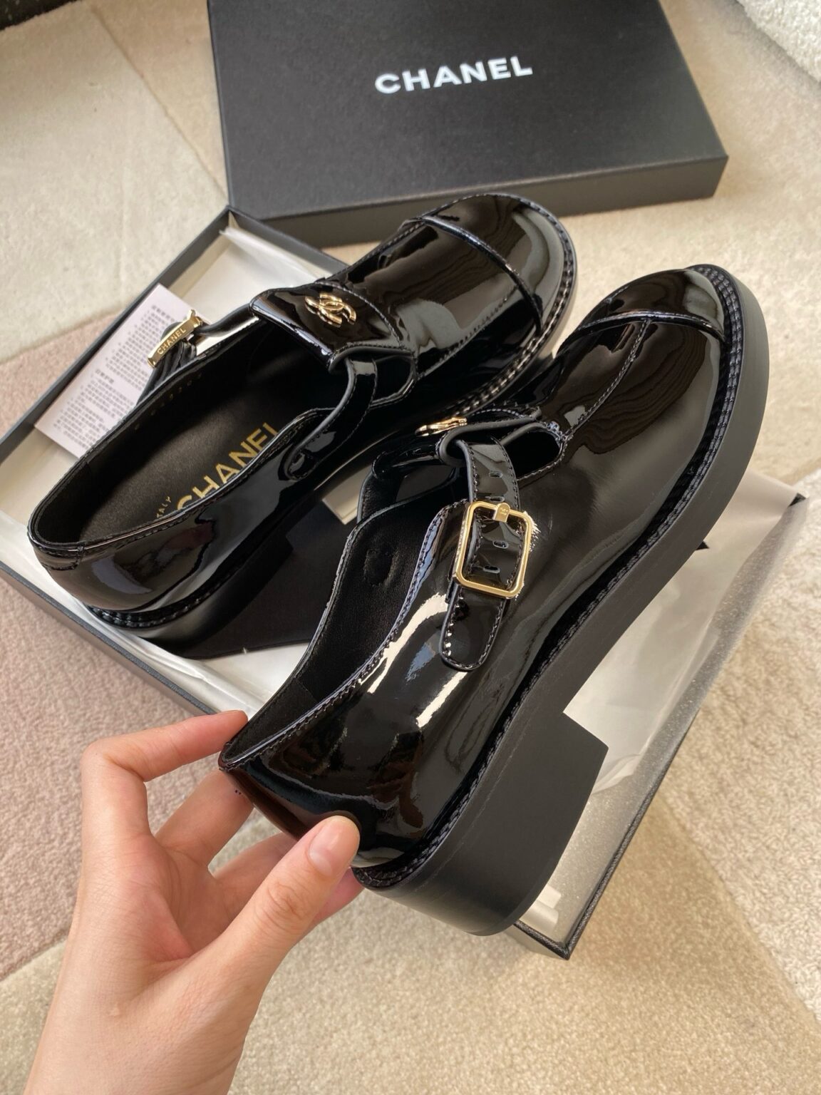 Chanel 23B Mary Jane Büyük Burunlu Rugan Ayakkabı - Glimmer of Luxury