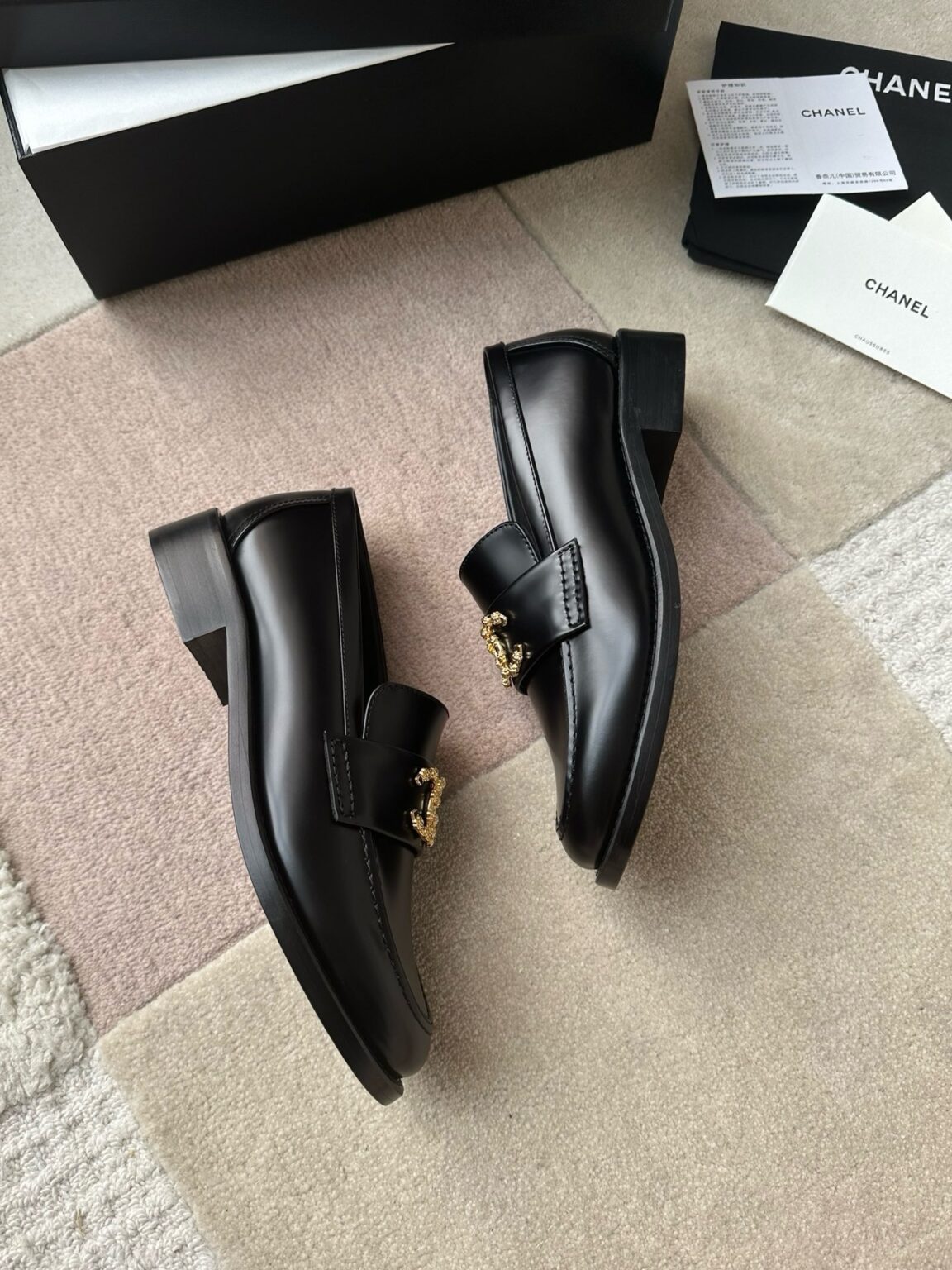 Chanel 24S Yeni Çift C tokalı Mary Jane Loafer - Glimmer of Luxury